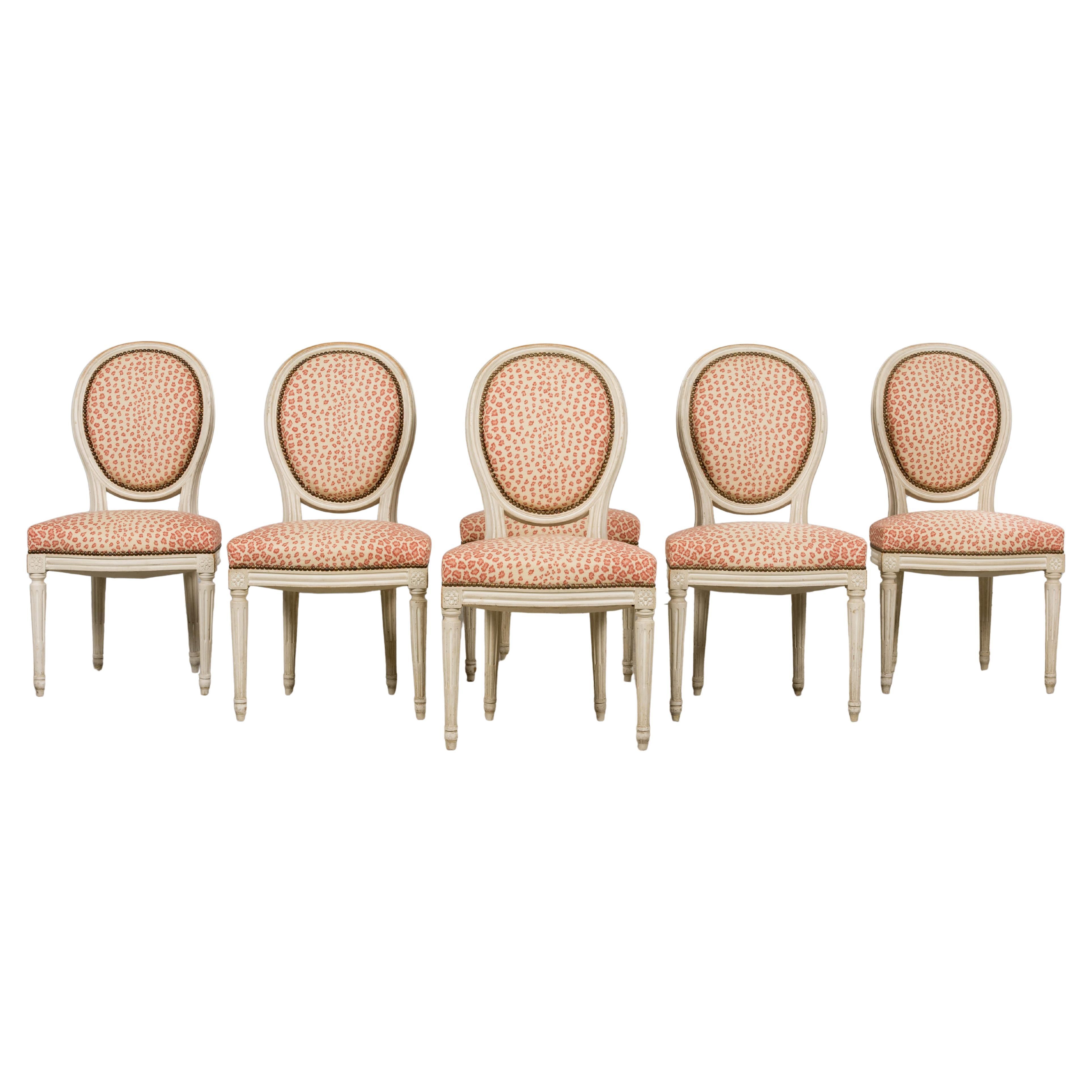 Antique French Louis XVI chaises de salle à manger peintes avec jacquard léopard - Lot de 6 en vente