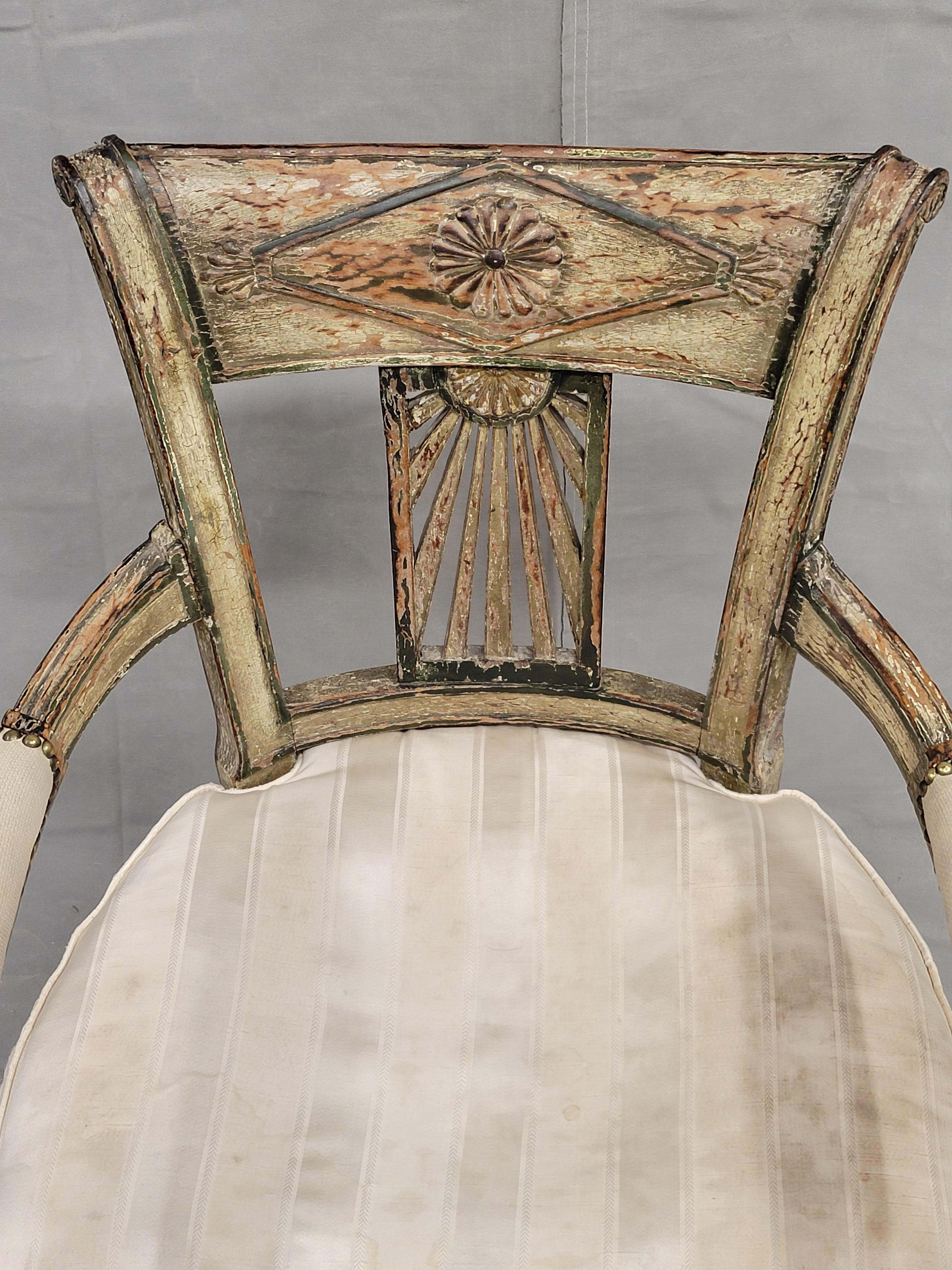 Paire de fauteuils peints de style français Louis XVI de la Maison Jansen en vente 4