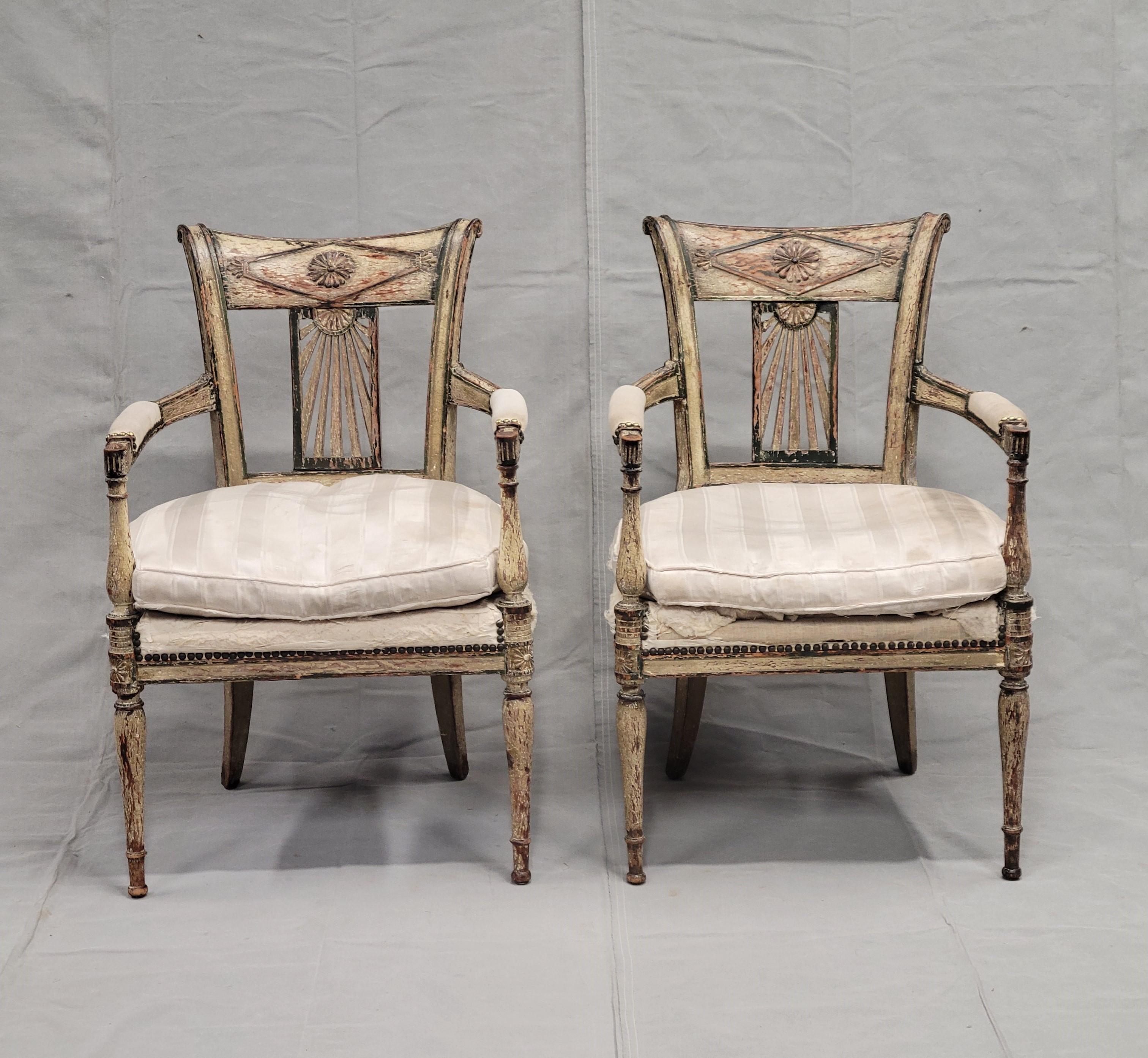 Superbe paire de fauteuils anciens de style Louis XVI peints par la Maison Jansen, avec coussins en duvet et vieilles agrafes de tapisserie d'ameublement. Il est très rare de trouver une paire assortie de cet âge. La surface peinte en couches dans