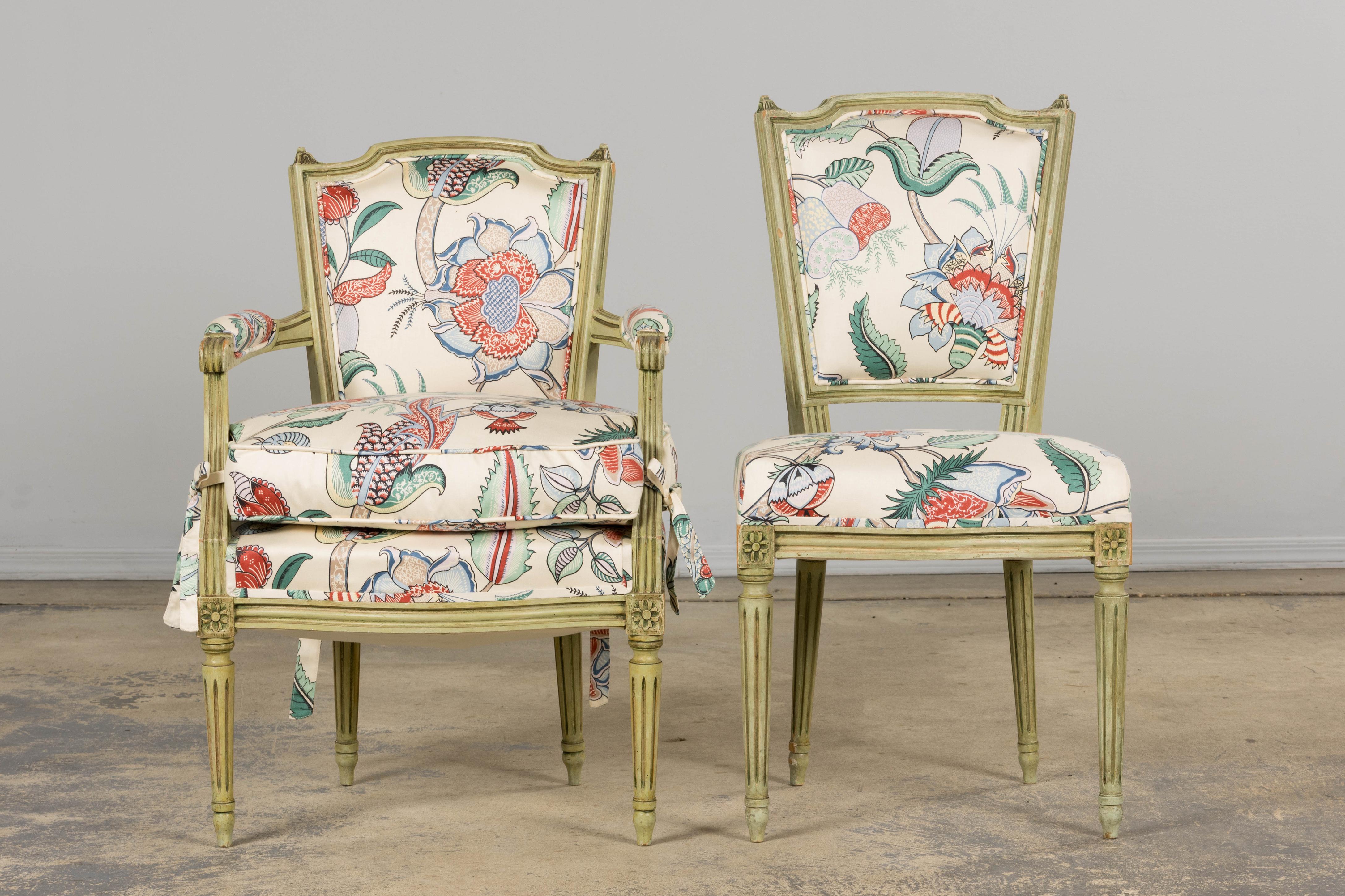 Antique French Louis XVI Painted Green Dining Chairs in Floral Fabric- Set of 6 In condizioni buone in vendita a Astoria, NY
