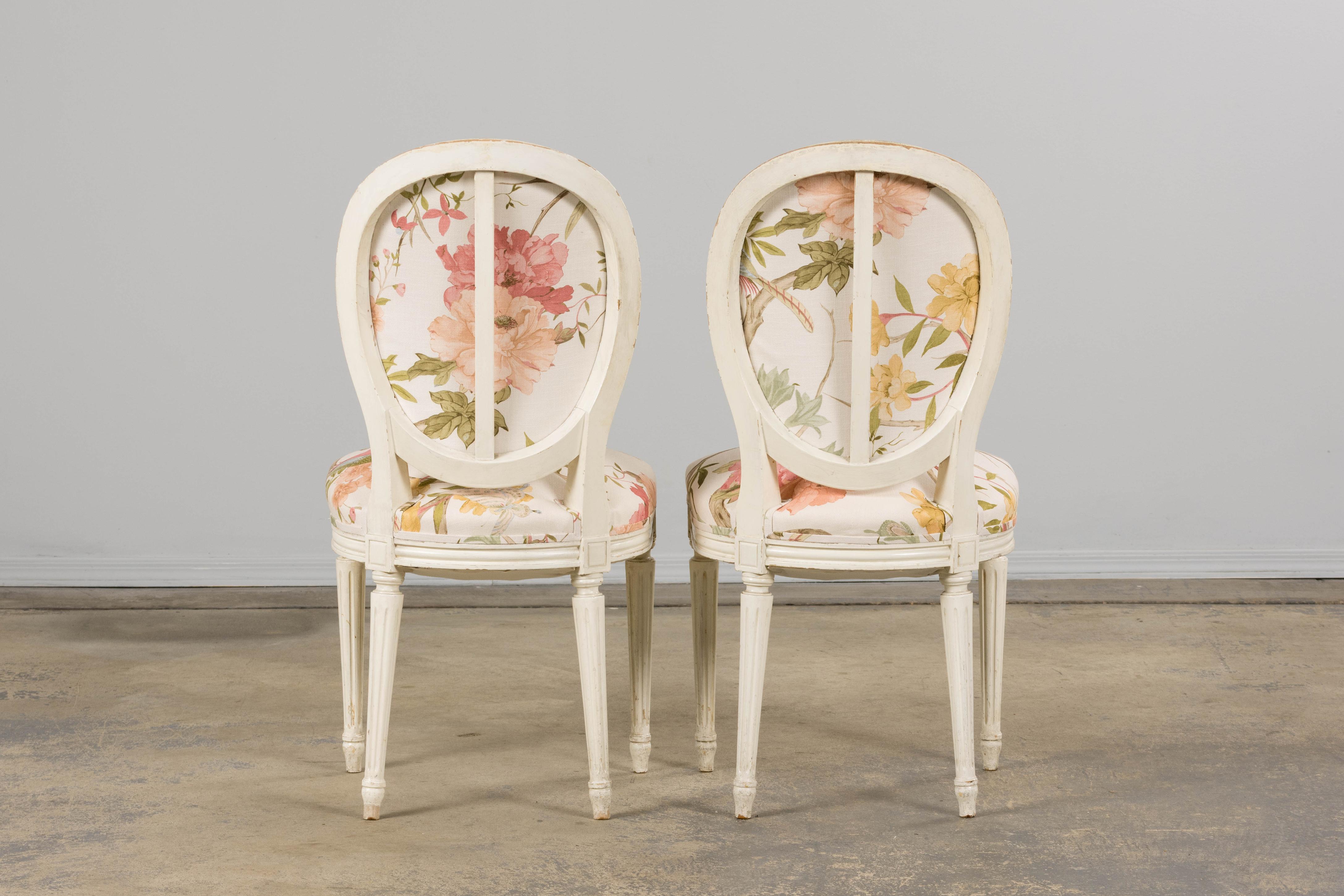 Antique French Louis XVI Painted Side Chairs in Pink Chinoiseries Fabric- A Pair For Sale 7