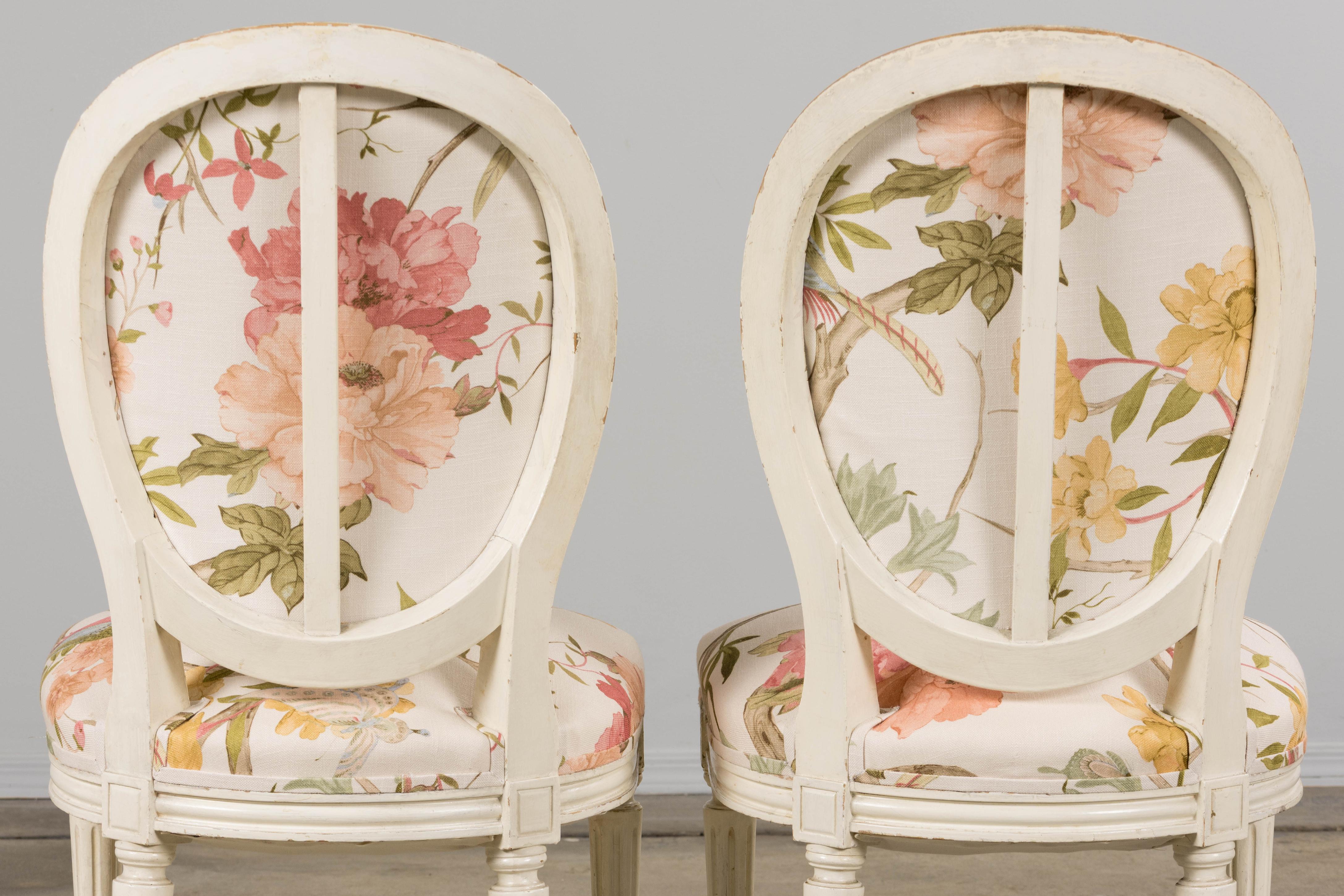 Antique French Louis XVI Painted Side Chairs in Pink Chinoiseries Fabric- A Pair For Sale 8
