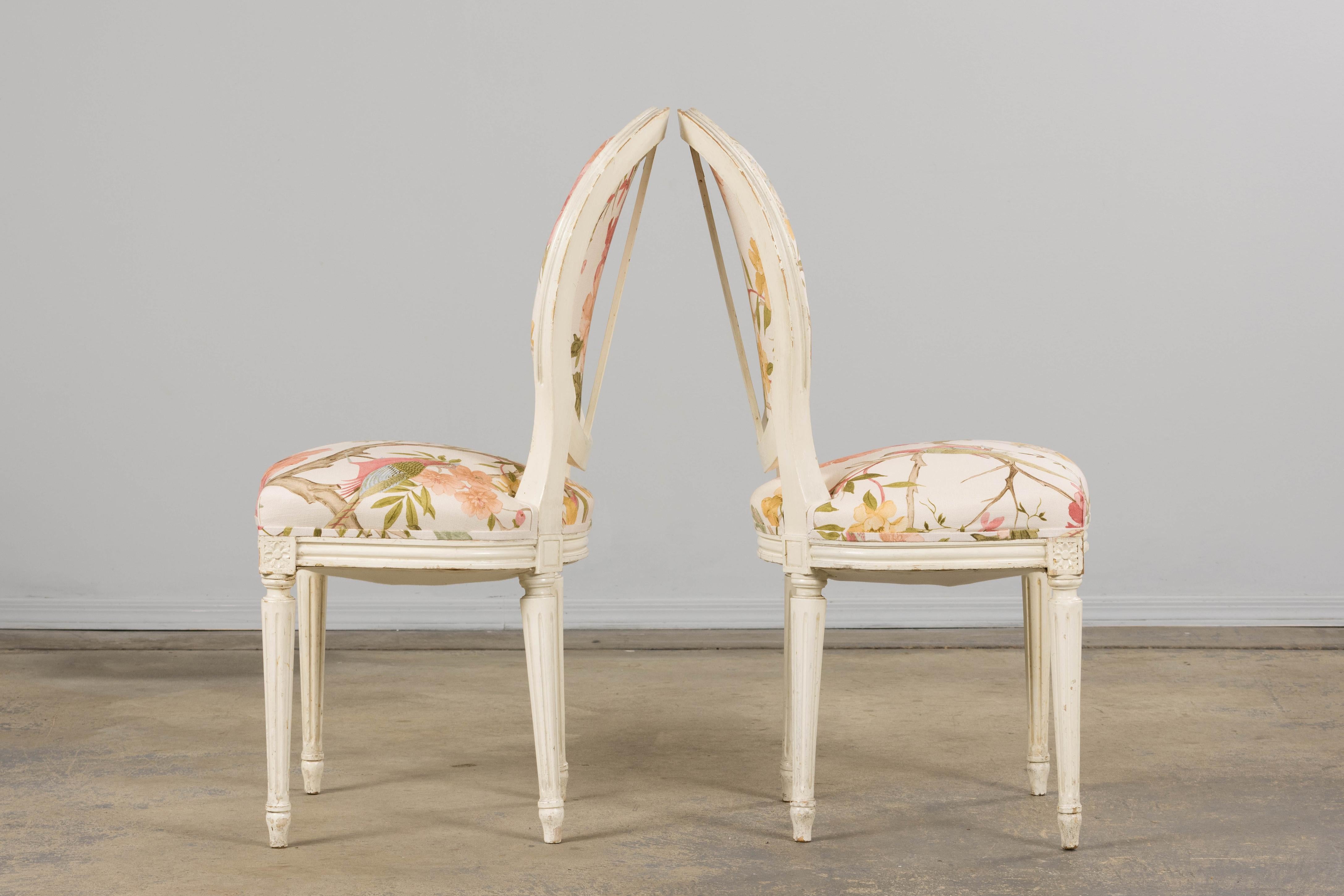 Antique French Louis XVI Painted Side Chairs in Pink Chinoiseries Fabric- A Pair For Sale 9