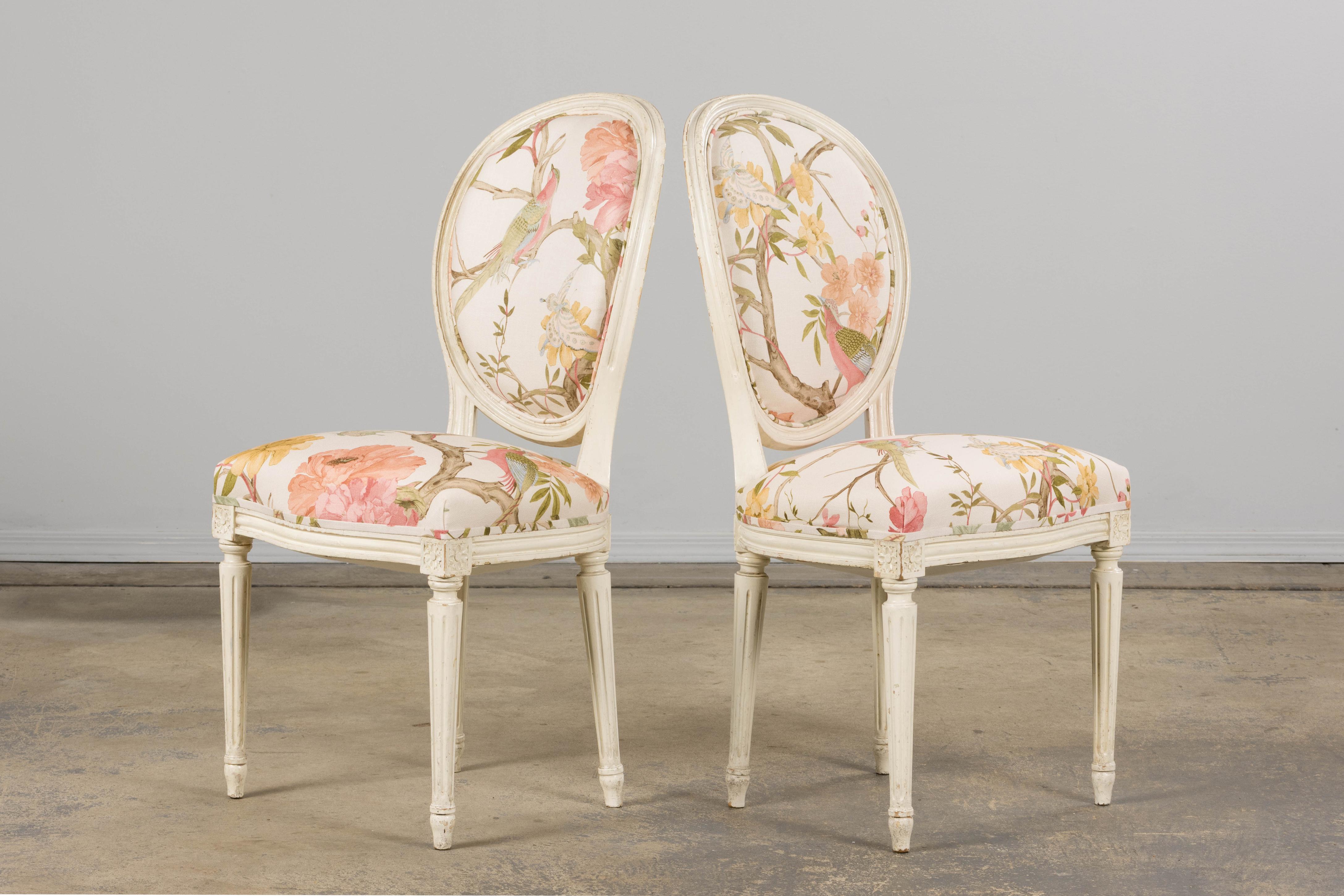 Antique French Louis XVI Painted Side Chairs in Pink Chinoiseries Fabric- A Pair For Sale 11