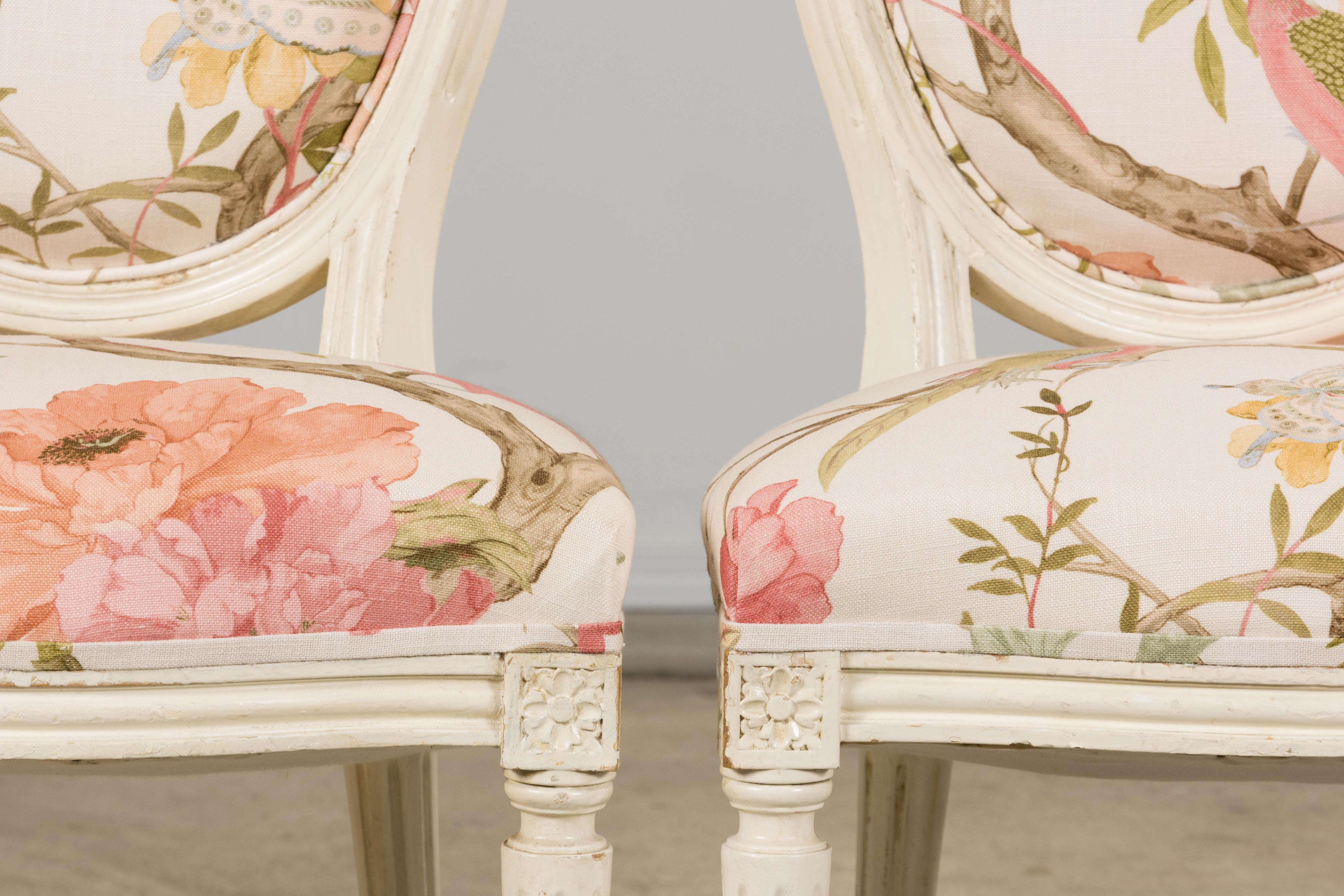 Hand-Carved Antique French Louis XVI Painted Side Chairs in Pink Chinoiseries Fabric- A Pair For Sale