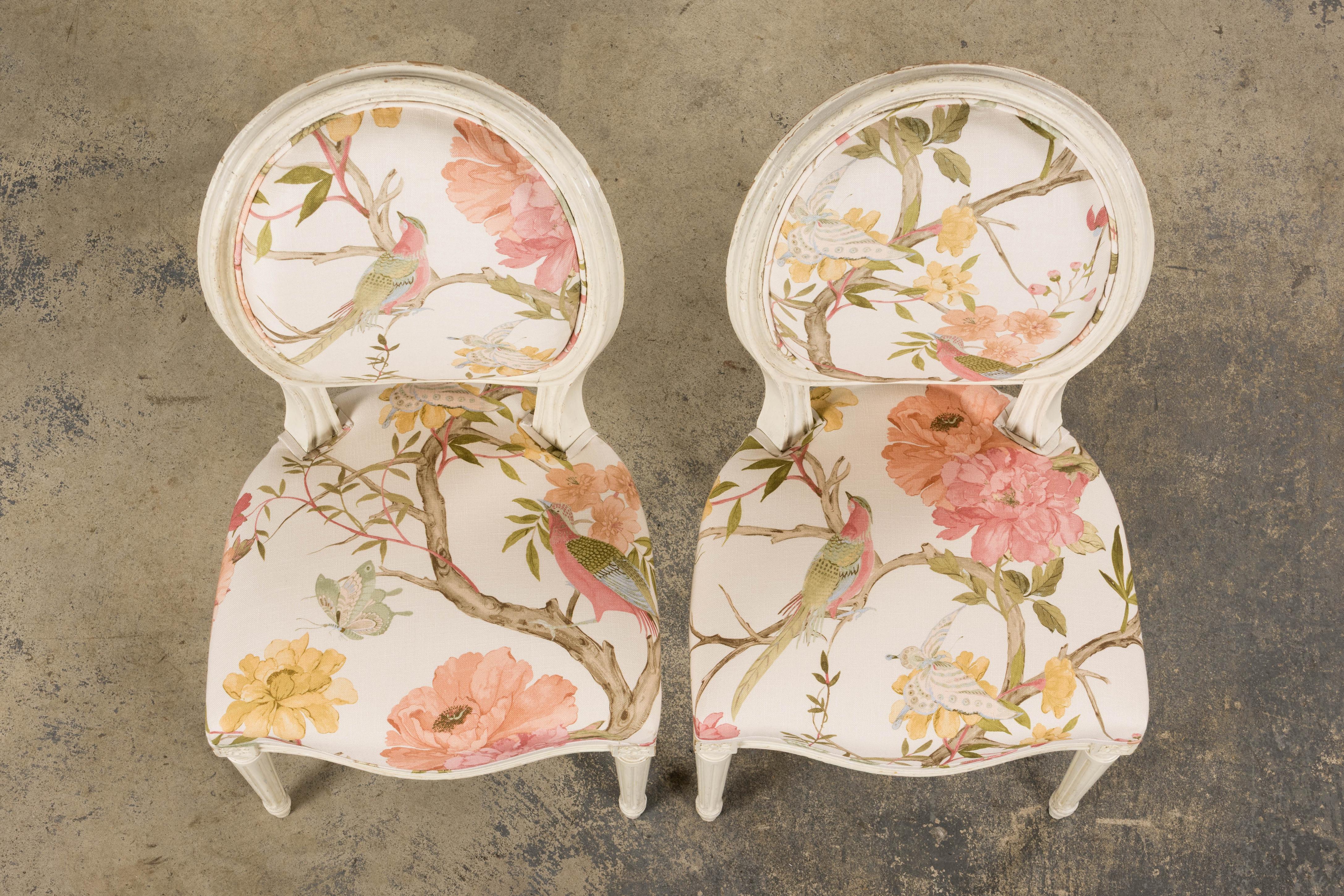 Antique French Louis XVI Painted Side Chairs in Pink Chinoiseries Fabric- A Pair In Good Condition For Sale In Astoria, NY