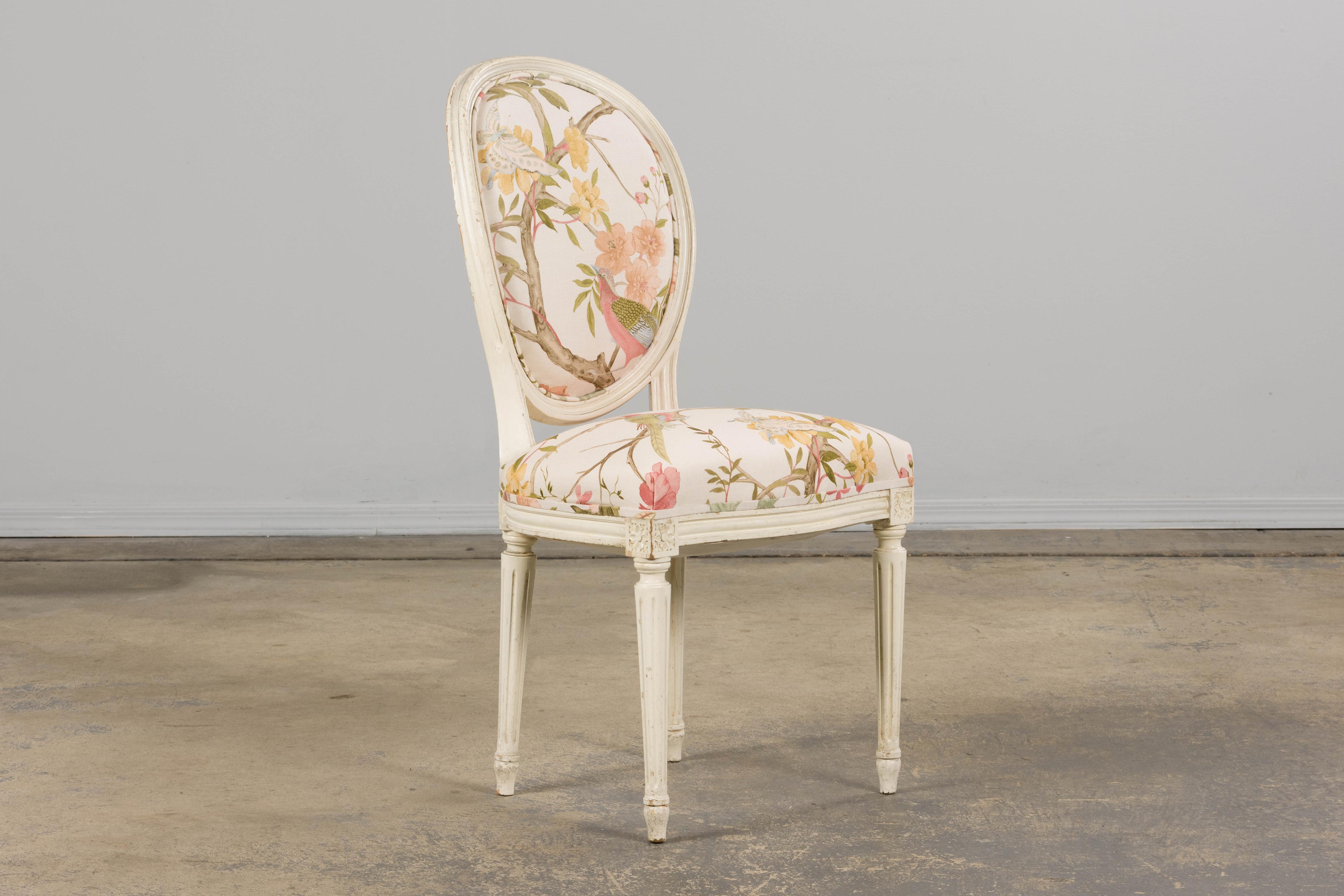 Antique French Louis XVI Painted Side Chairs in Pink Chinoiseries Fabric- A Pair For Sale 1