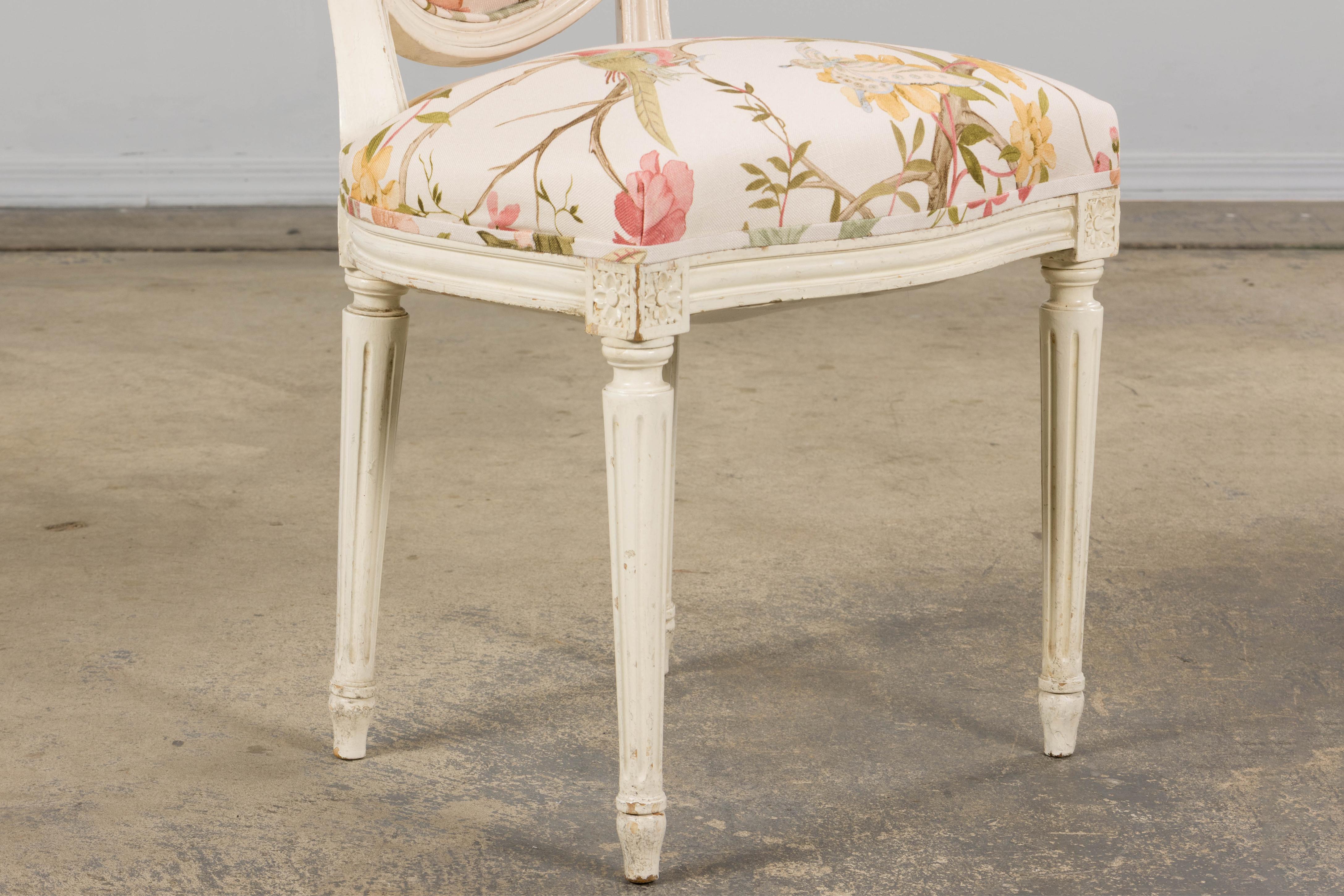 Antique French Louis XVI Painted Side Chairs in Pink Chinoiseries Fabric- A Pair For Sale 4