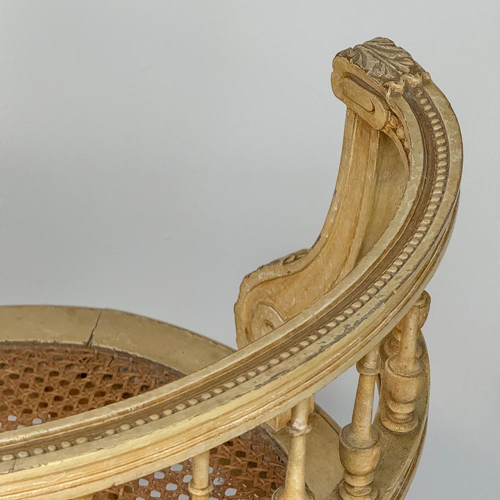 Ancienne chaise de coiffeuse française peinte Louis XVI avec canne en vente 7