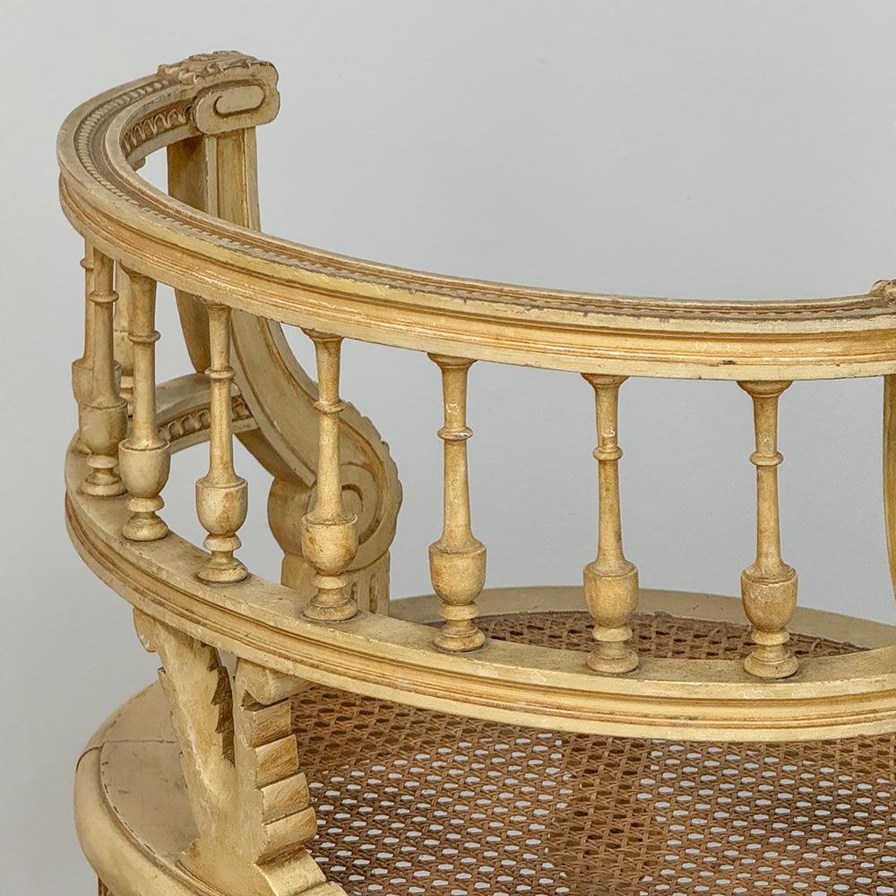 Ancienne chaise de coiffeuse française peinte Louis XVI avec canne en vente 8