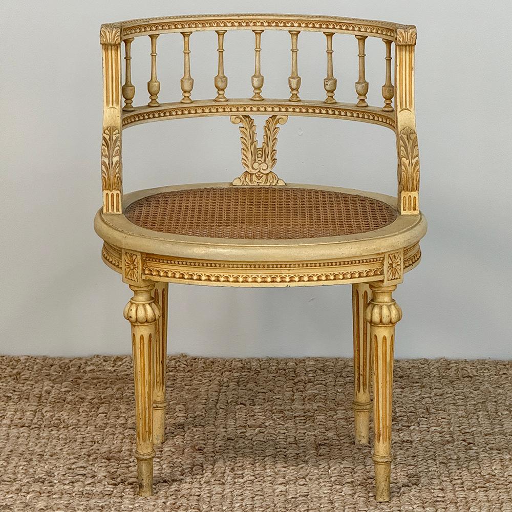 Antiker französischer Louis XVI bemalter Eitelkeitsstuhl mit Stock ist ein kunstvolles Beispiel für französische Handwerkskunst vom Feinsten!  Der runde Hocker selbst ist für leichten Komfort gepolstert und verfügt über eine sorgfältige Perlen- und