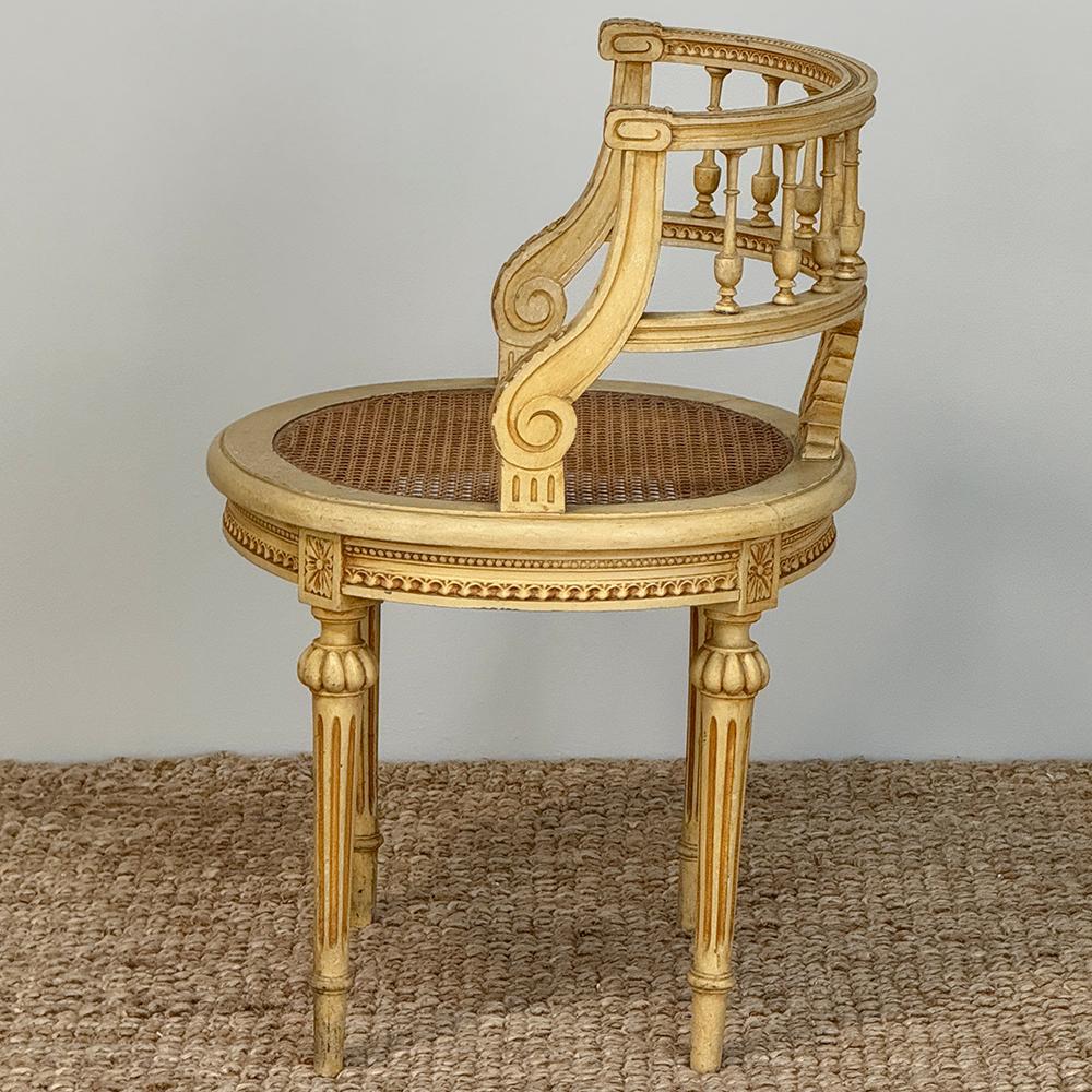 Français Ancienne chaise de coiffeuse française peinte Louis XVI avec canne en vente