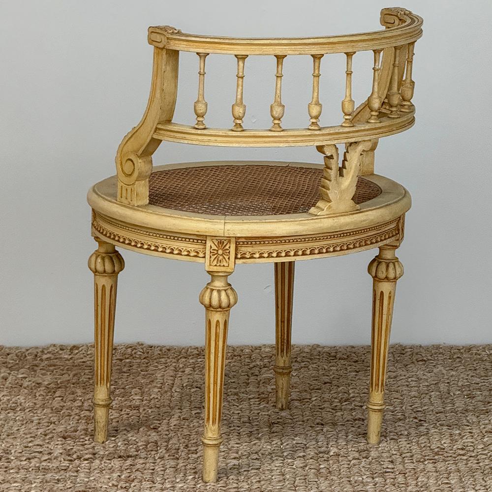 Fait main Ancienne chaise de coiffeuse française peinte Louis XVI avec canne en vente