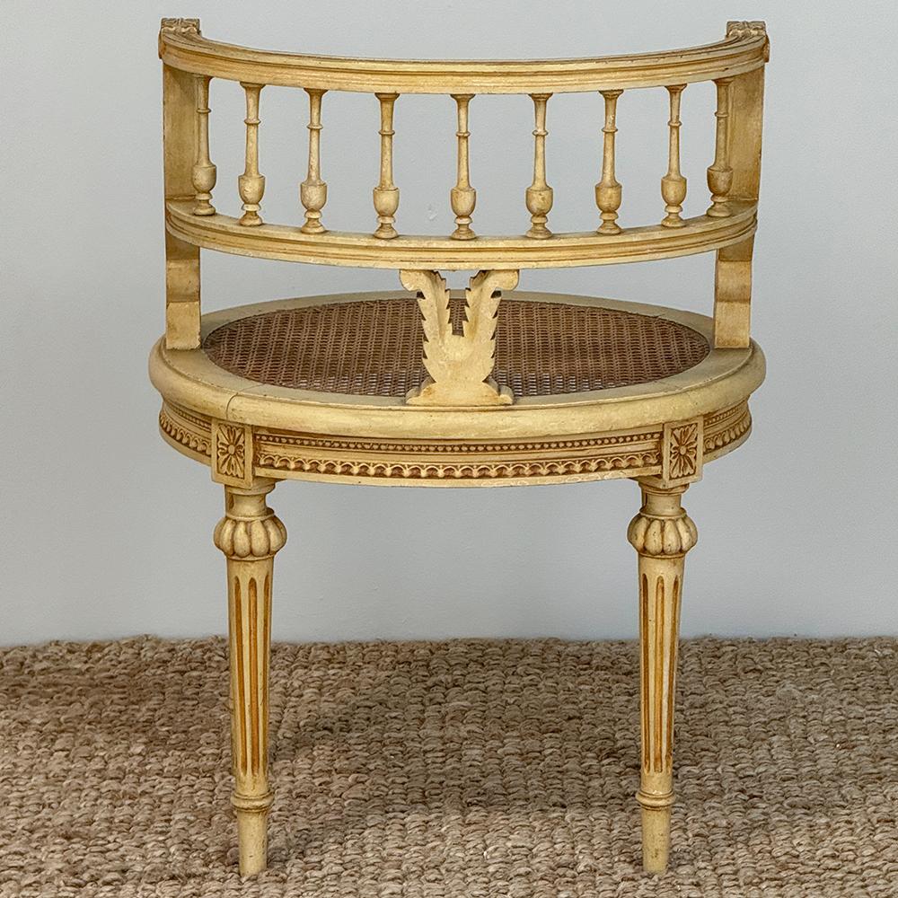 Ancienne chaise de coiffeuse française peinte Louis XVI avec canne Bon état - En vente à Dallas, TX
