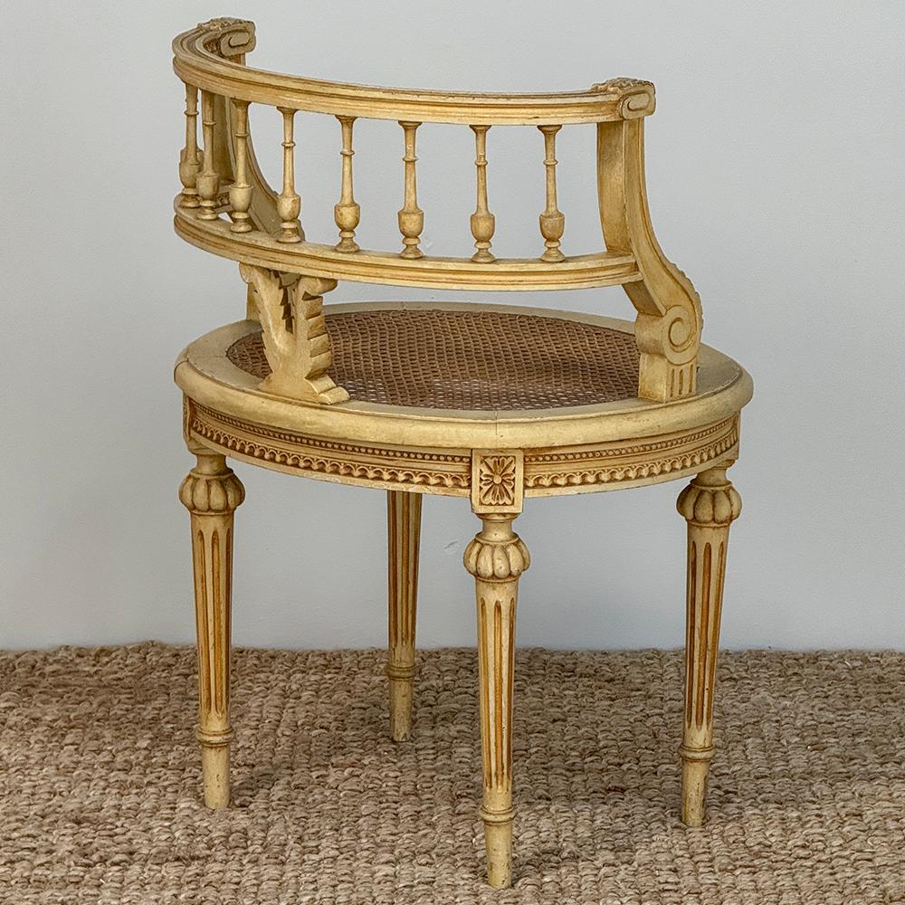 20ième siècle Ancienne chaise de coiffeuse française peinte Louis XVI avec canne en vente
