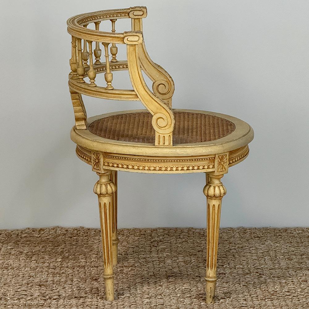 Canne Ancienne chaise de coiffeuse française peinte Louis XVI avec canne en vente