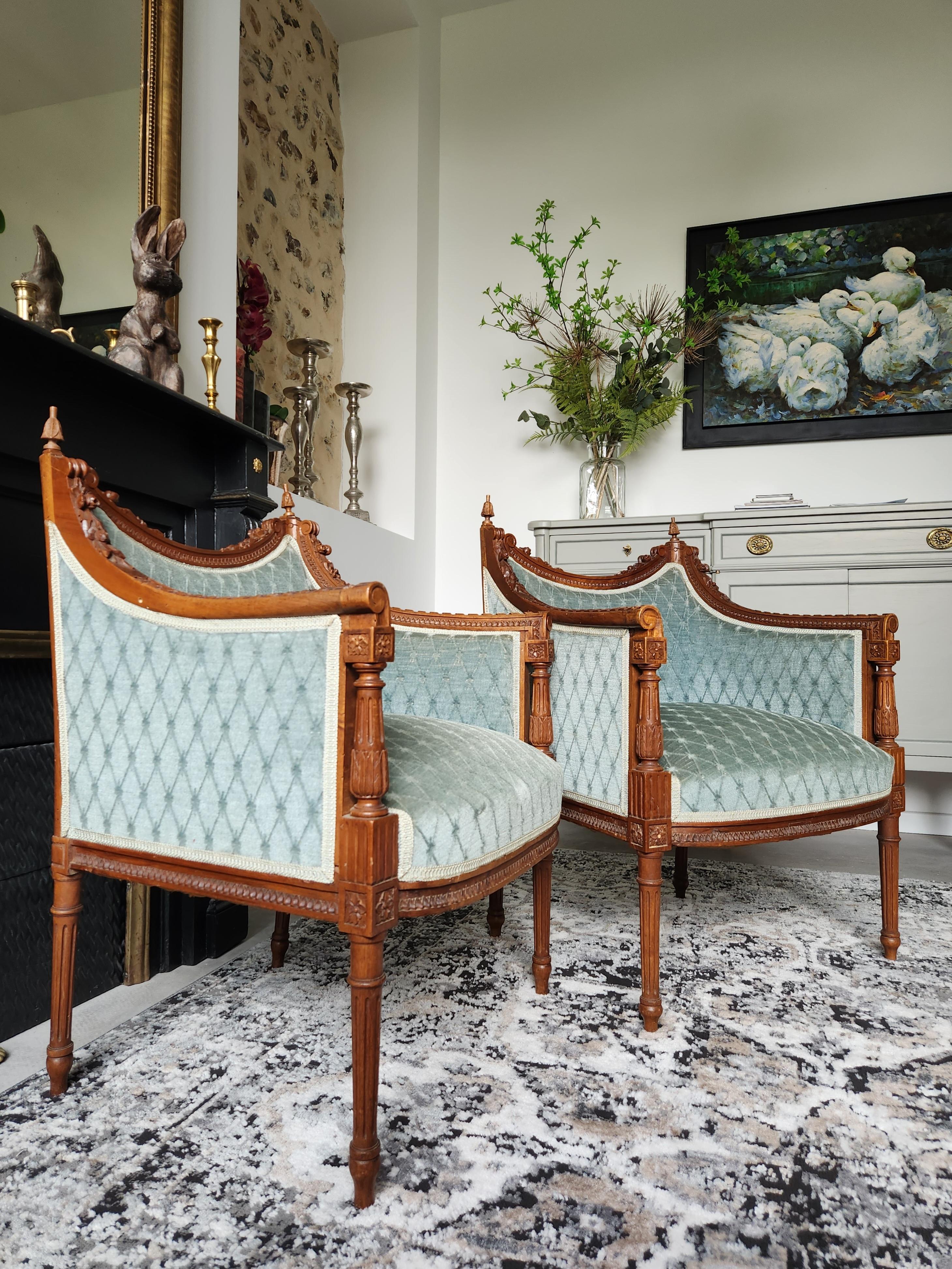 Superb pair of Louis XVI carved walnut armchairs, frame in very good condition, antique wool velvet fabric worked in diamond shapes finished with braid.
The armrests rest on a carved column that continues the fluted legs.
The plump seats are