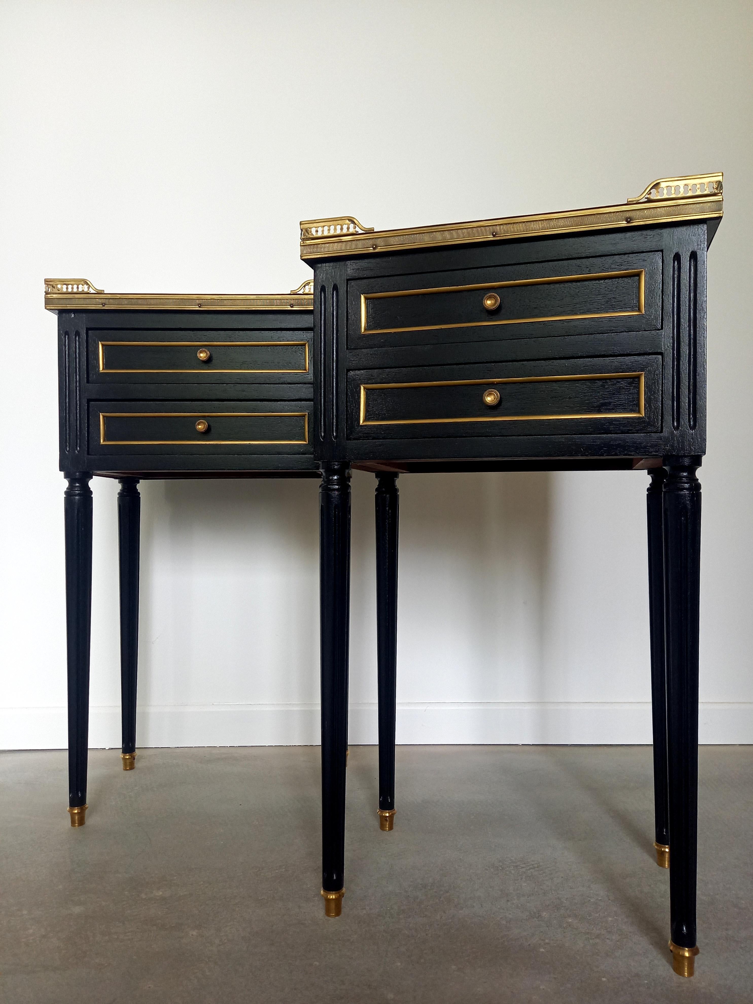Antique French Louis XVI style pair of nightstands or side tables topped with a Carrara marble, four legs finished with golden bronze clogs.
Brass gallery and two front drawers.