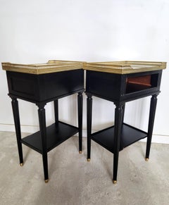 Paire de tables de nuit françaises anciennes Louis XVI en marbre et bronze