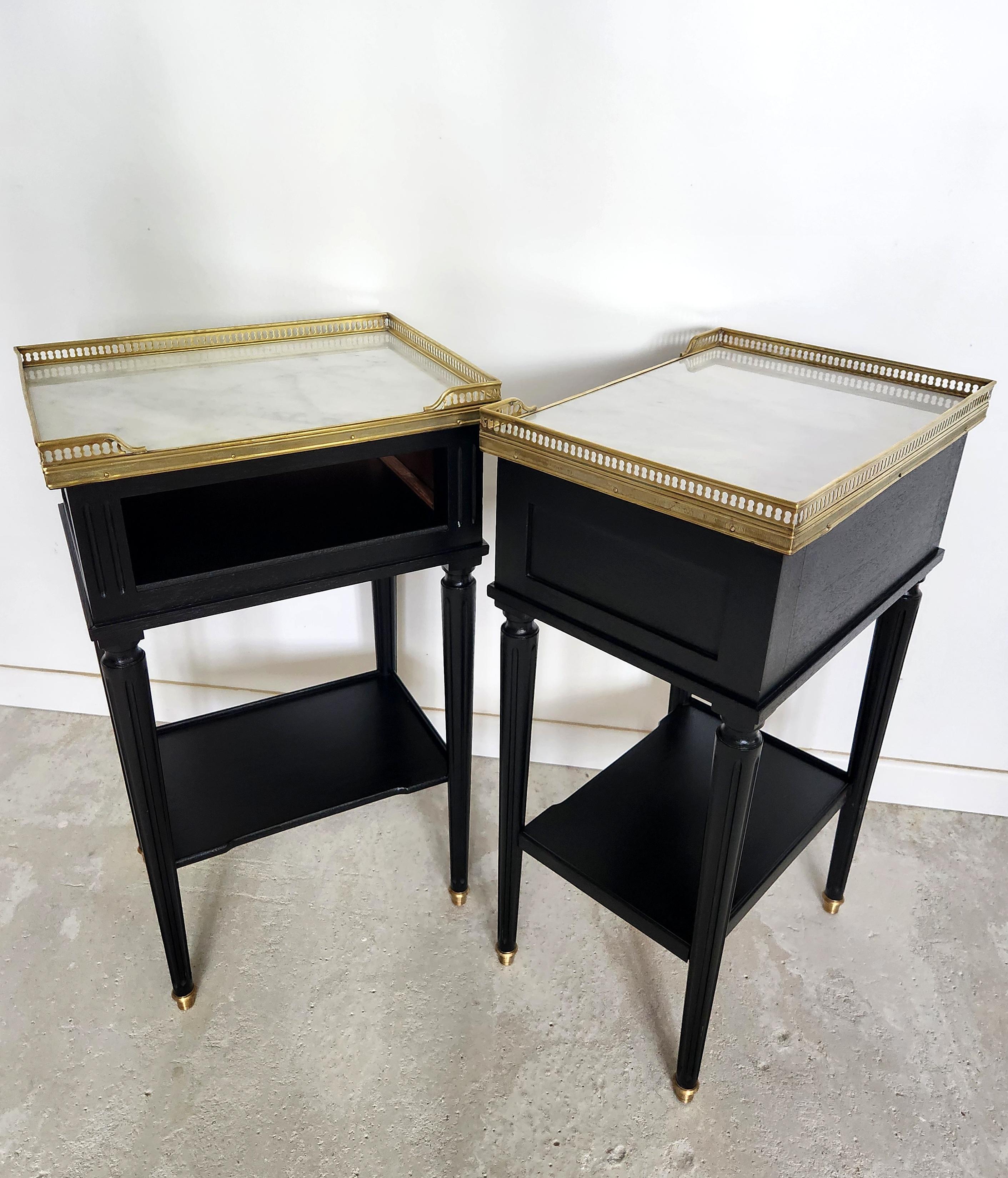 Early 20th Century Antique French Louis XVI Pair Of Nightstands End Tables Marble & Bronze For Sale