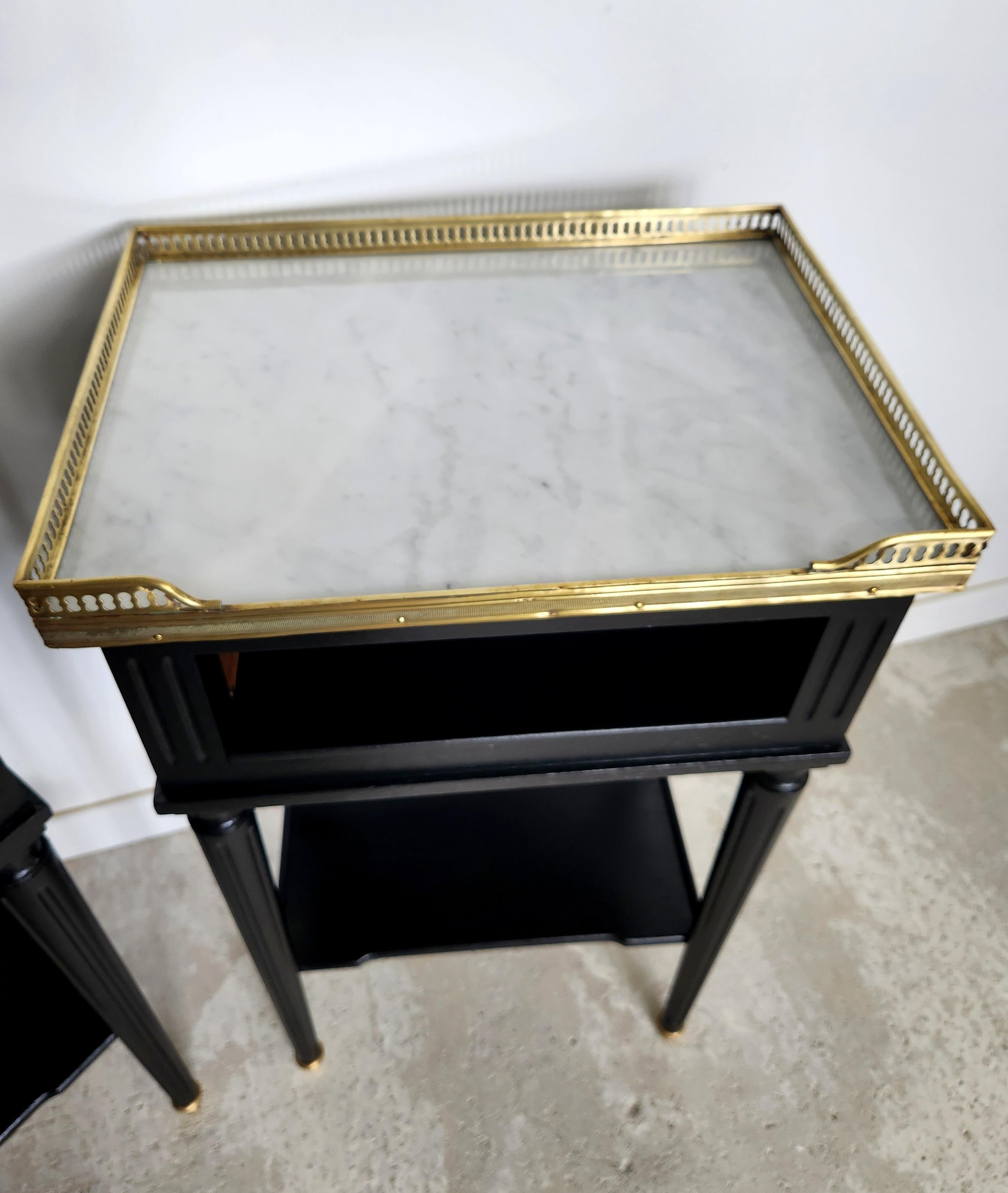 Paire de tables de nuit françaises anciennes Louis XVI en marbre et bronze en vente 2