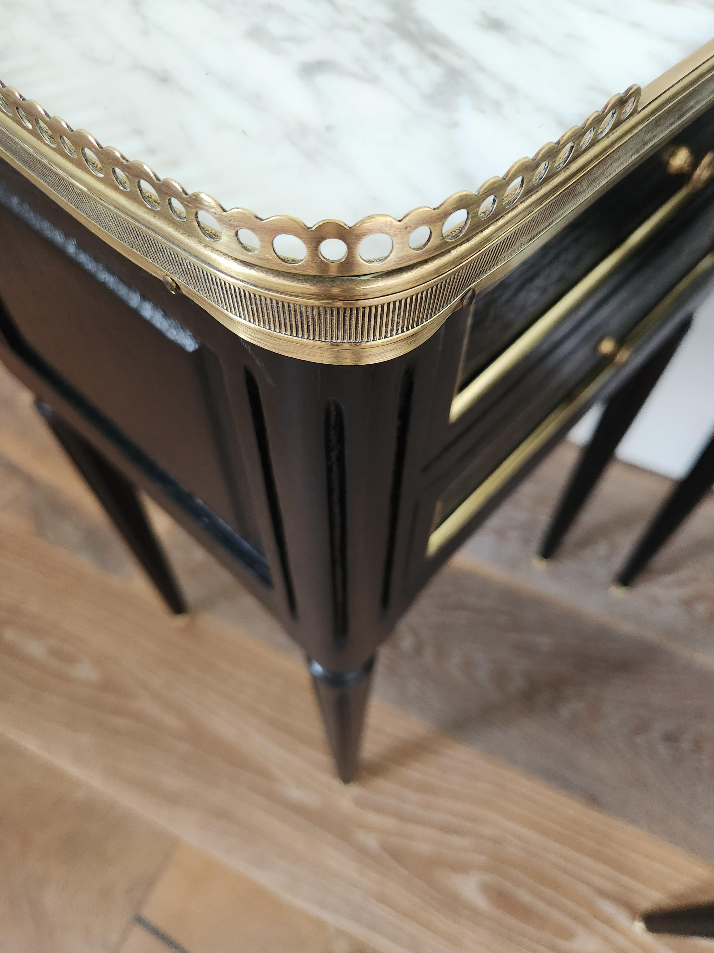 Paire de tables de nuit, tables d'appoint, marbre et bronze, de style Louis XVI en vente 4