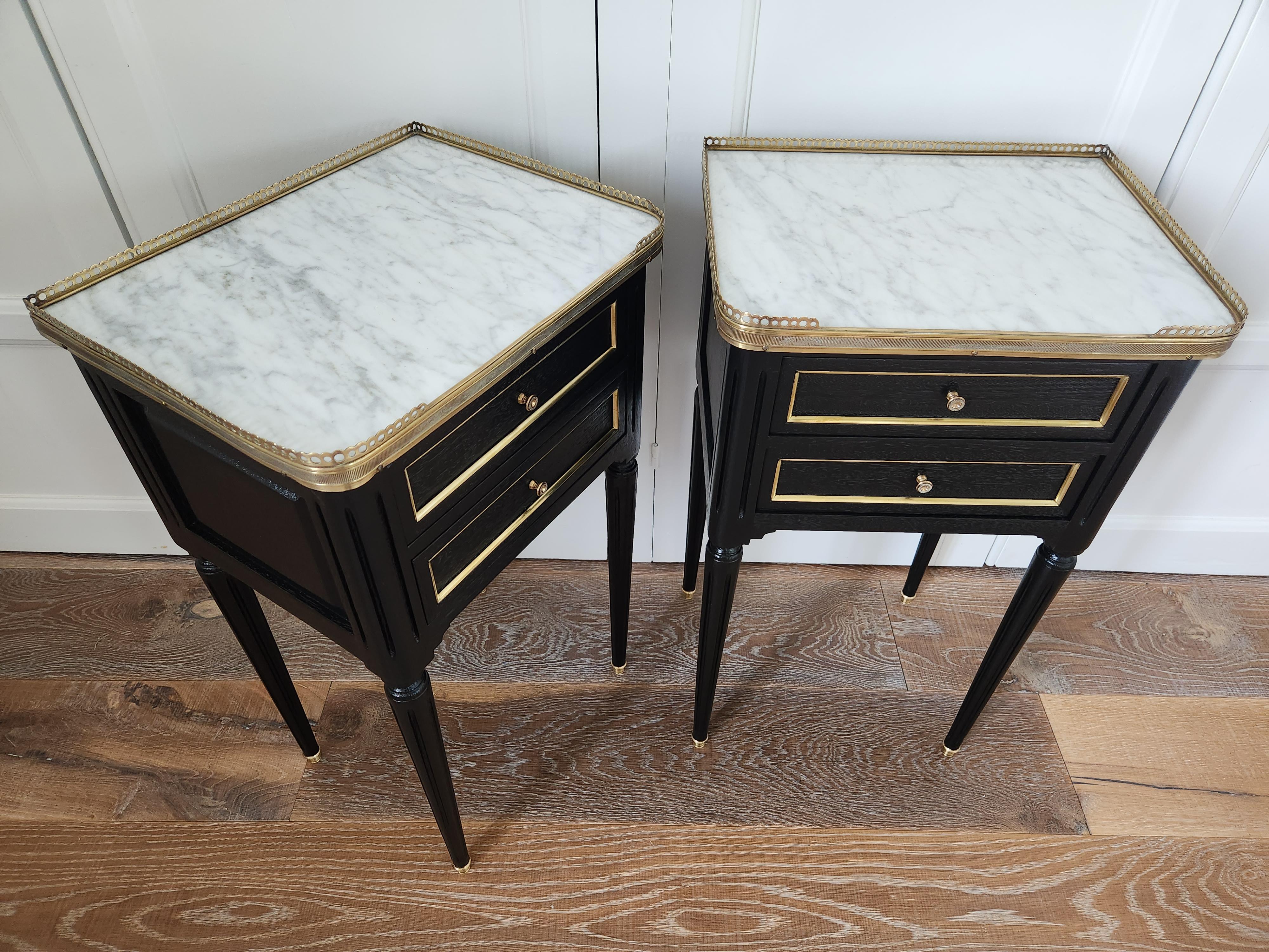 Paire de tables de nuit, tables d'appoint, marbre et bronze, de style Louis XVI en vente 5