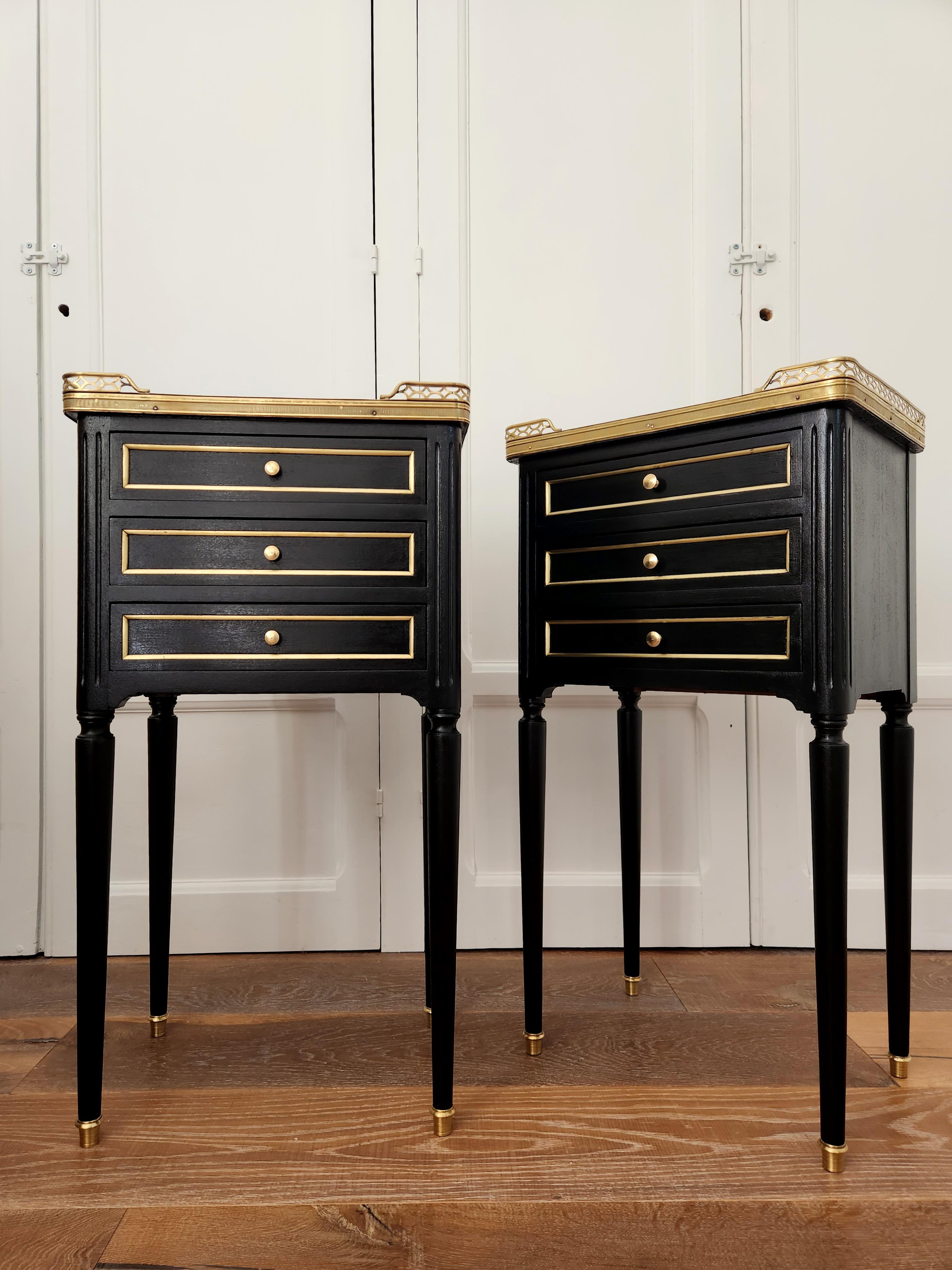 Paire de tables de nuit, tables d'appoint, marbre et bronze, de style Louis XVI en vente 7