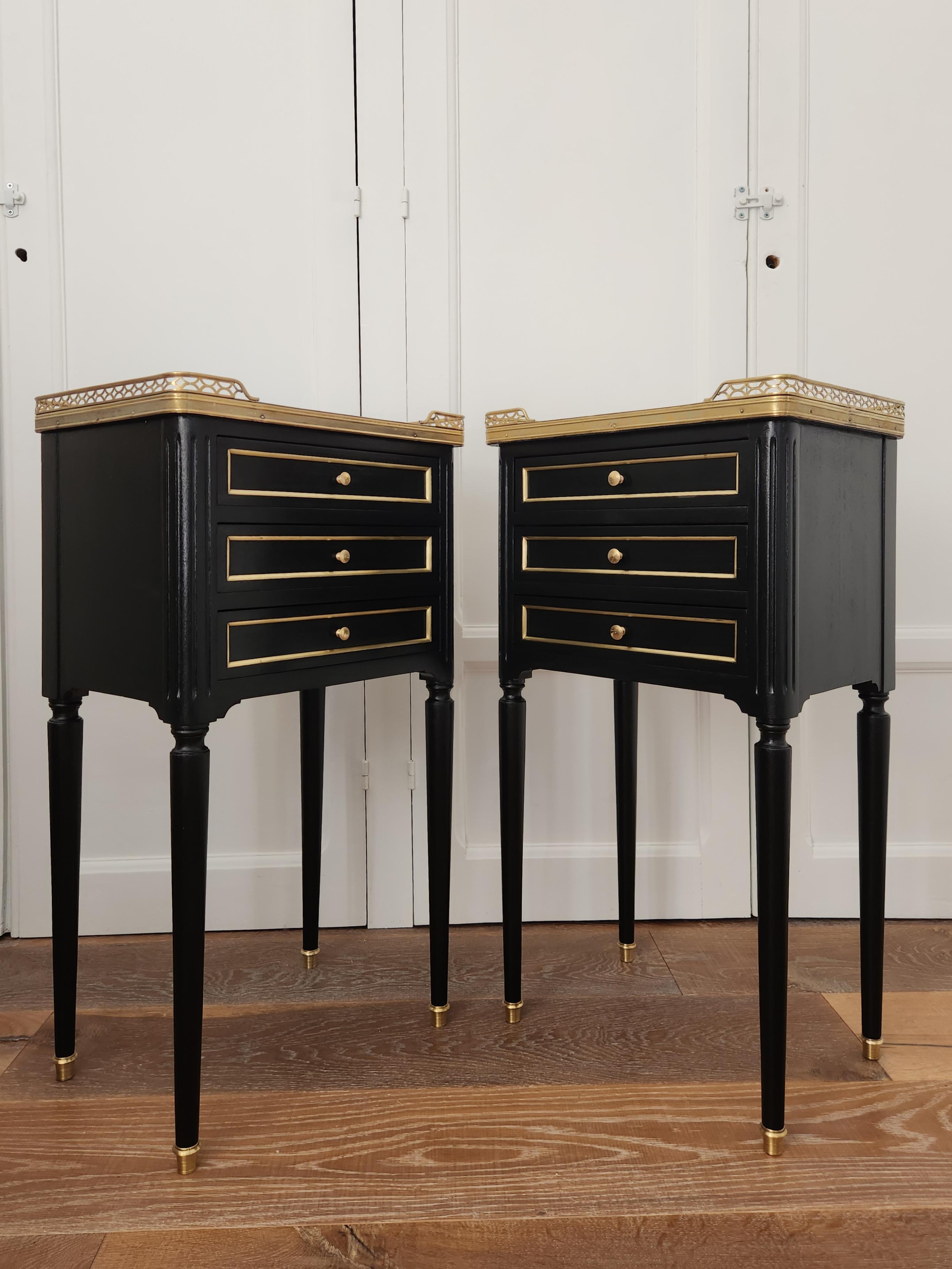 Paire de tables de nuit ou tables d'appoint de style Louis XVI surmontées d'un marbre de Carrare, pieds cannelés terminés par des sabots en bronze doré.
Galerie en laiton et trois tiroirs en façade.
Les photos et la vidéo décrivent avec précision le
