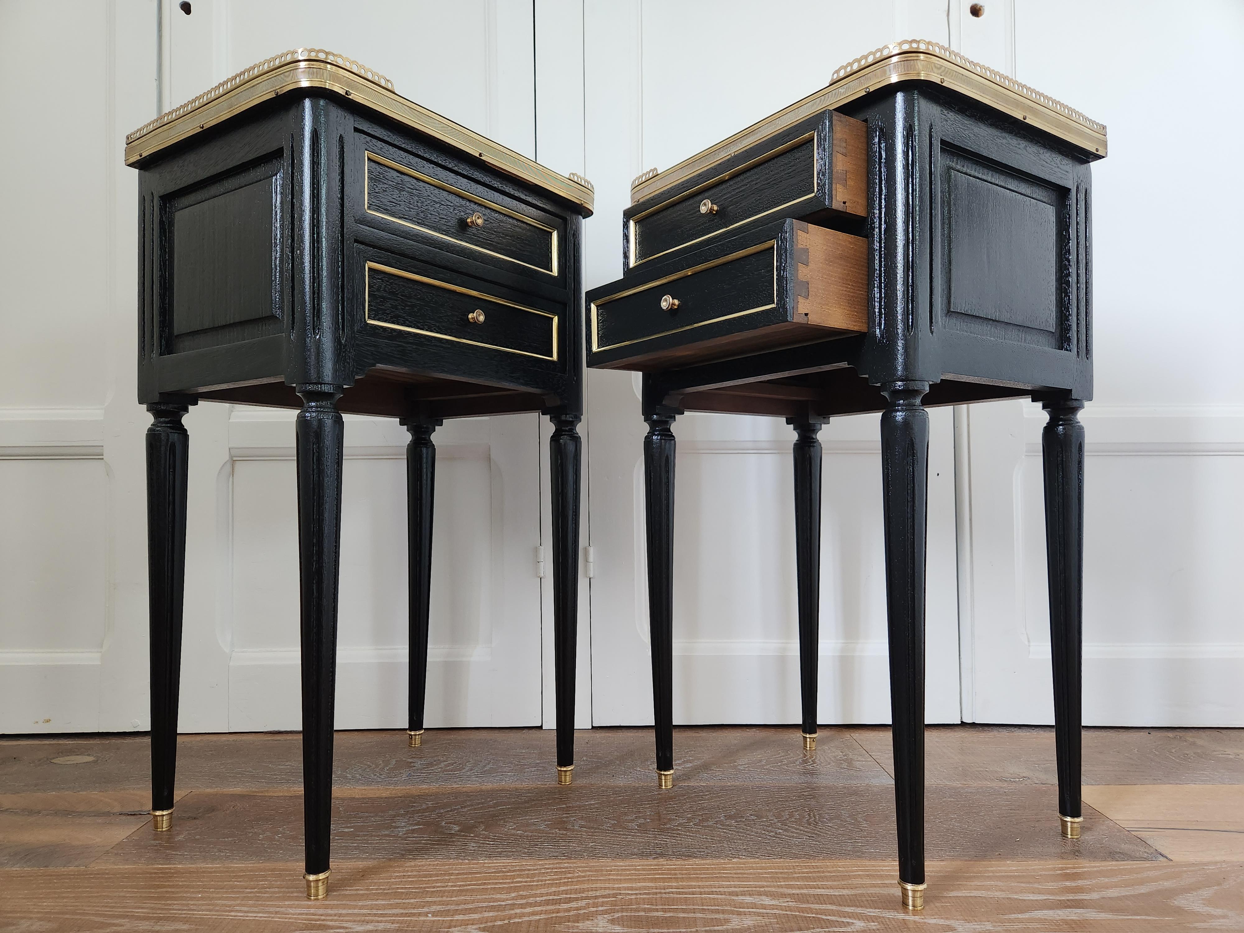 Français Paire de tables de nuit, tables d'appoint, marbre et bronze, de style Louis XVI en vente