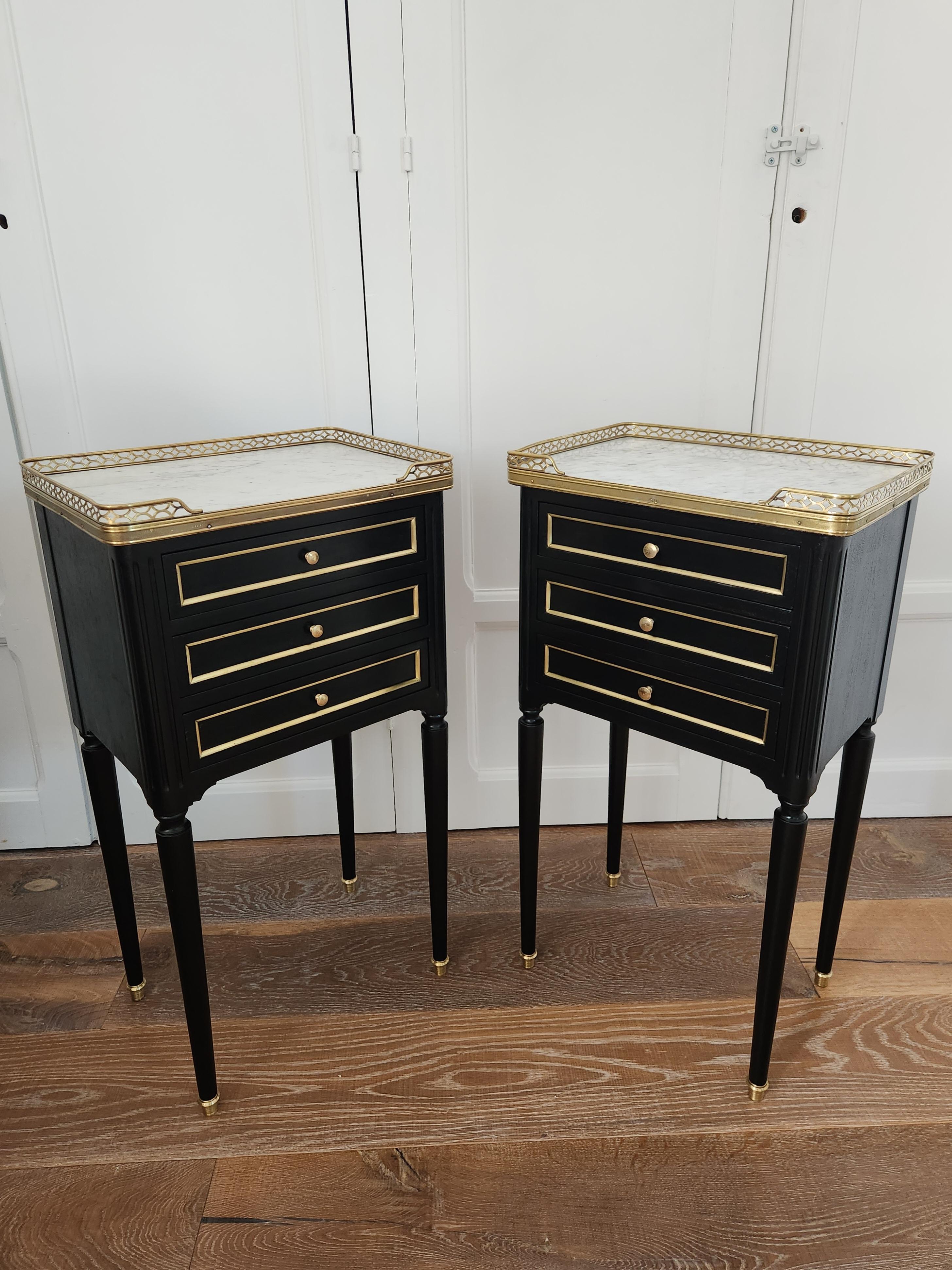 Français Paire de tables de nuit, tables d'appoint, marbre et bronze, de style Louis XVI en vente