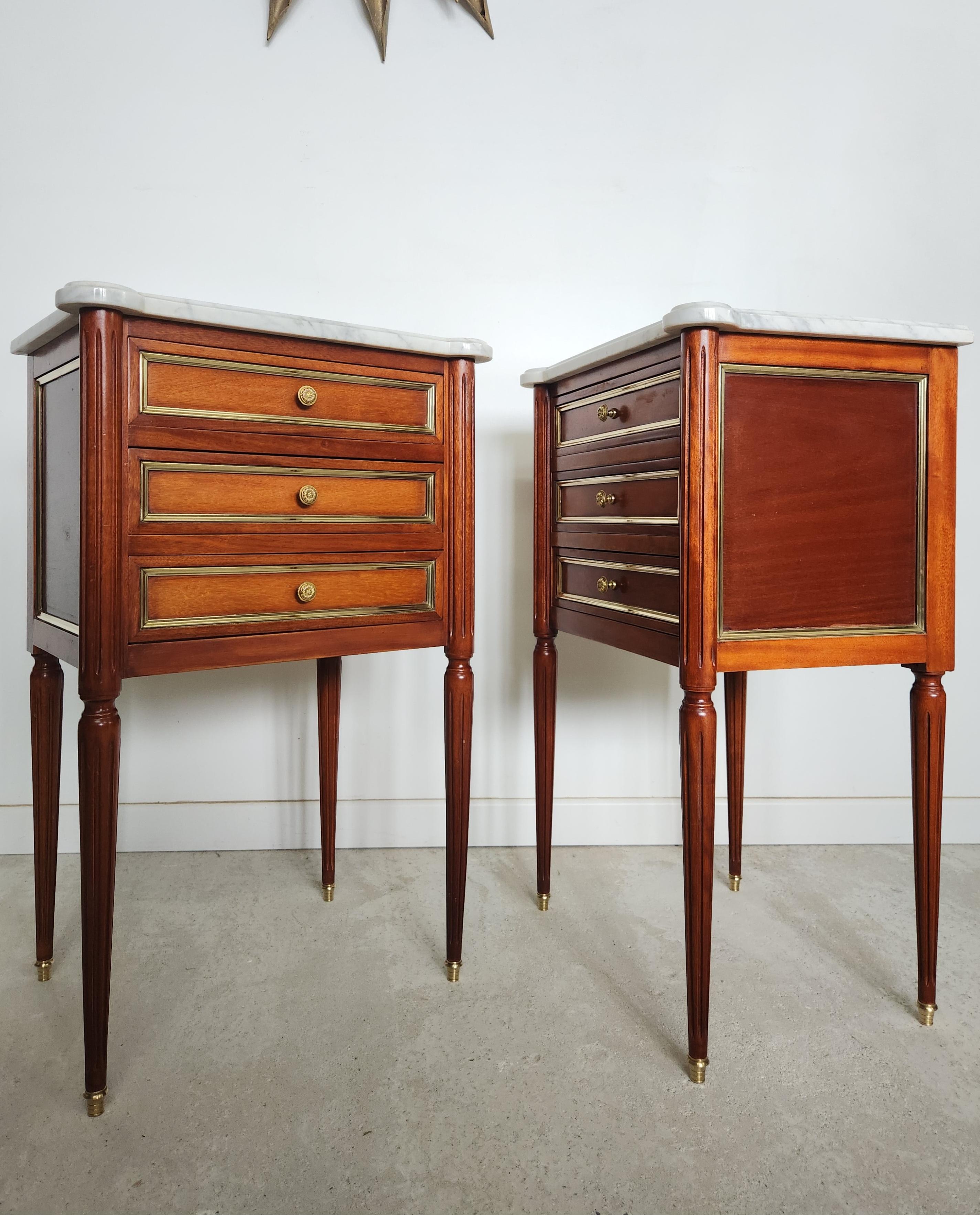 Antique French Louis XVI Par De Mesillas De Noche, Mesas Auxiliares, Mármol y Bronce Francés