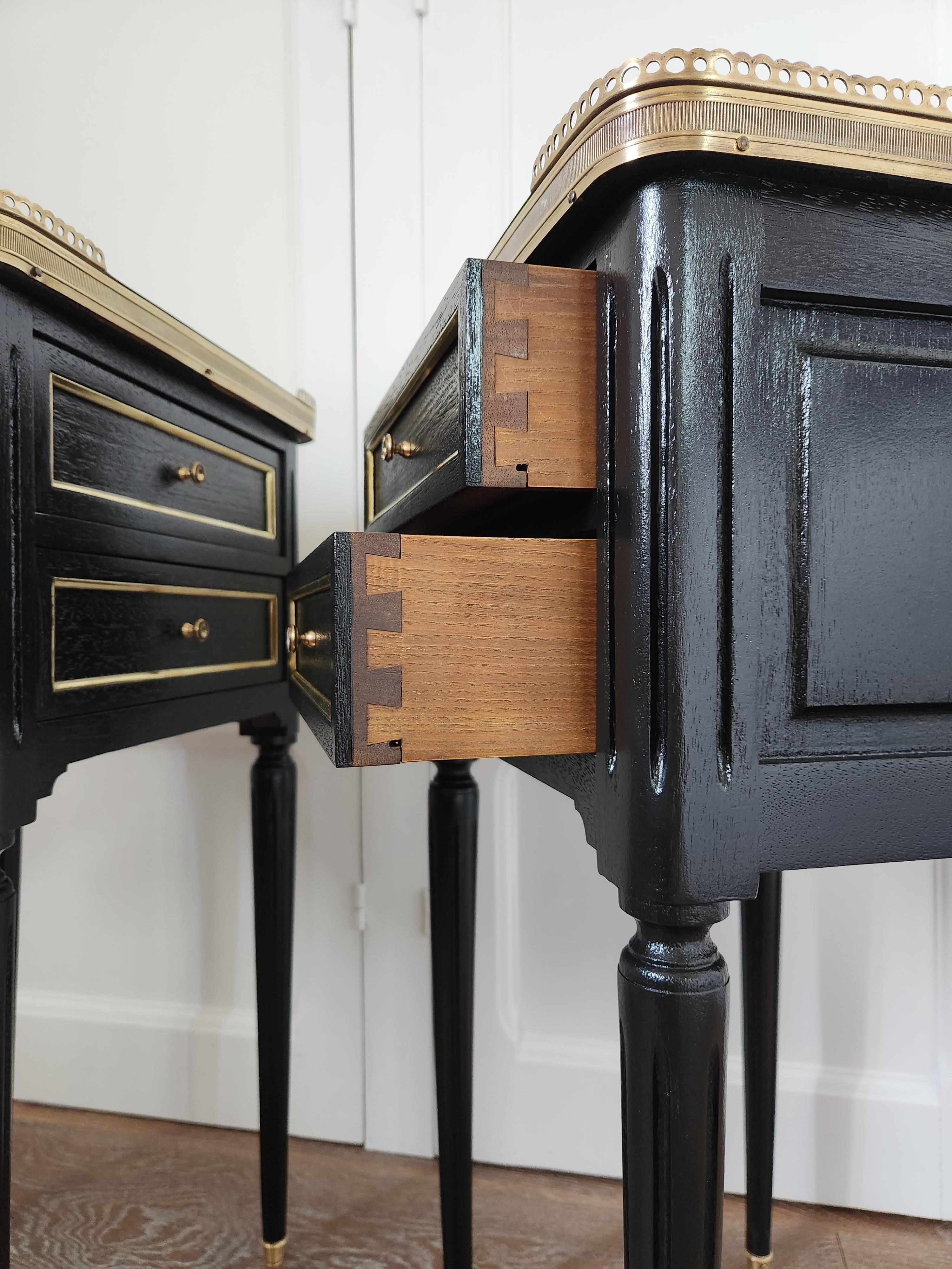 Paire de tables de nuit, tables d'appoint, marbre et bronze, de style Louis XVI Bon état - En vente à Senonches, Centre-Val de Loire