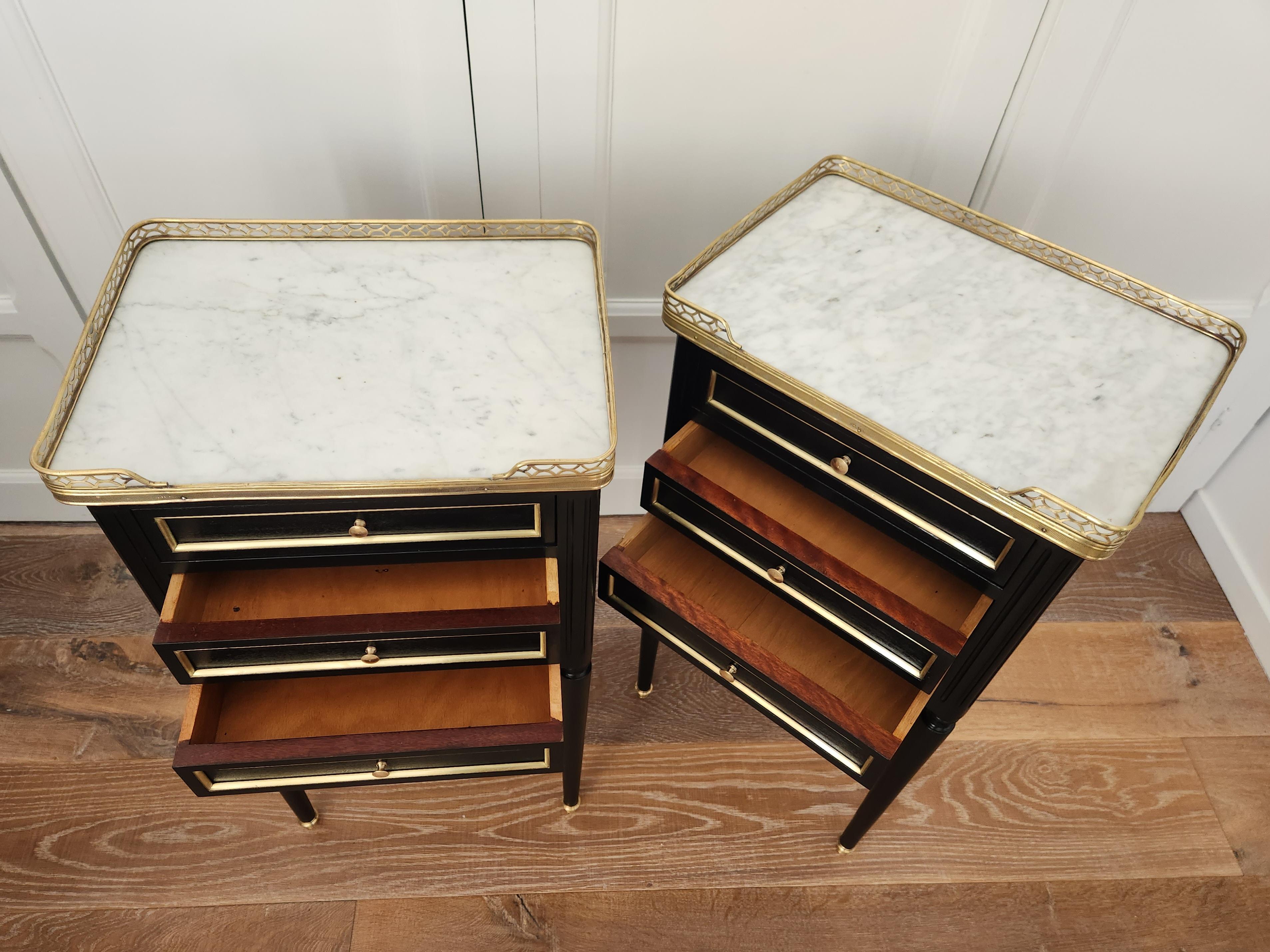 Paire de tables de nuit, tables d'appoint, marbre et bronze, de style Louis XVI Bon état - En vente à Senonches, Centre-Val de Loire