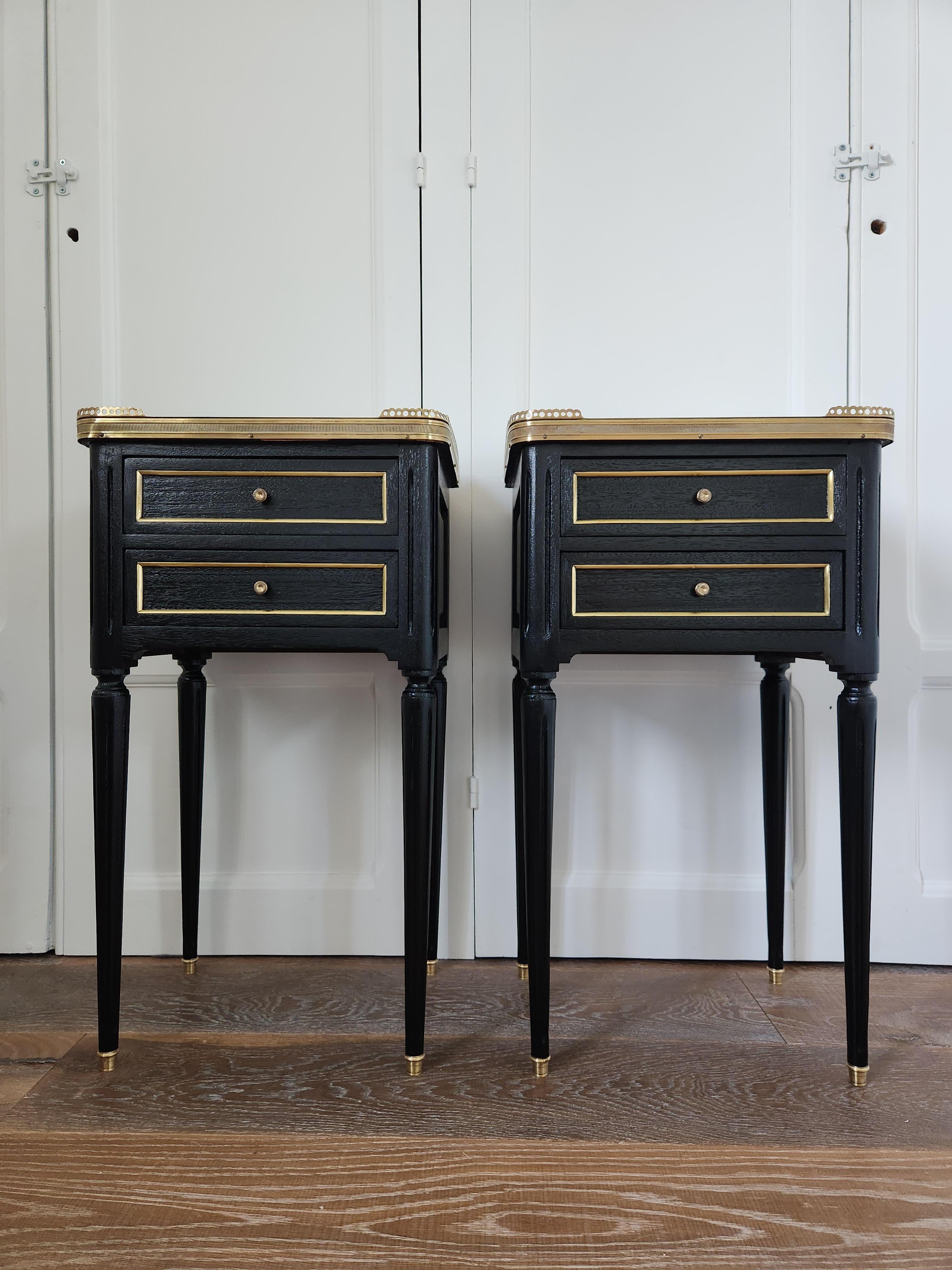 Début du 20ème siècle Paire de tables de nuit, tables d'appoint, marbre et bronze, de style Louis XVI en vente