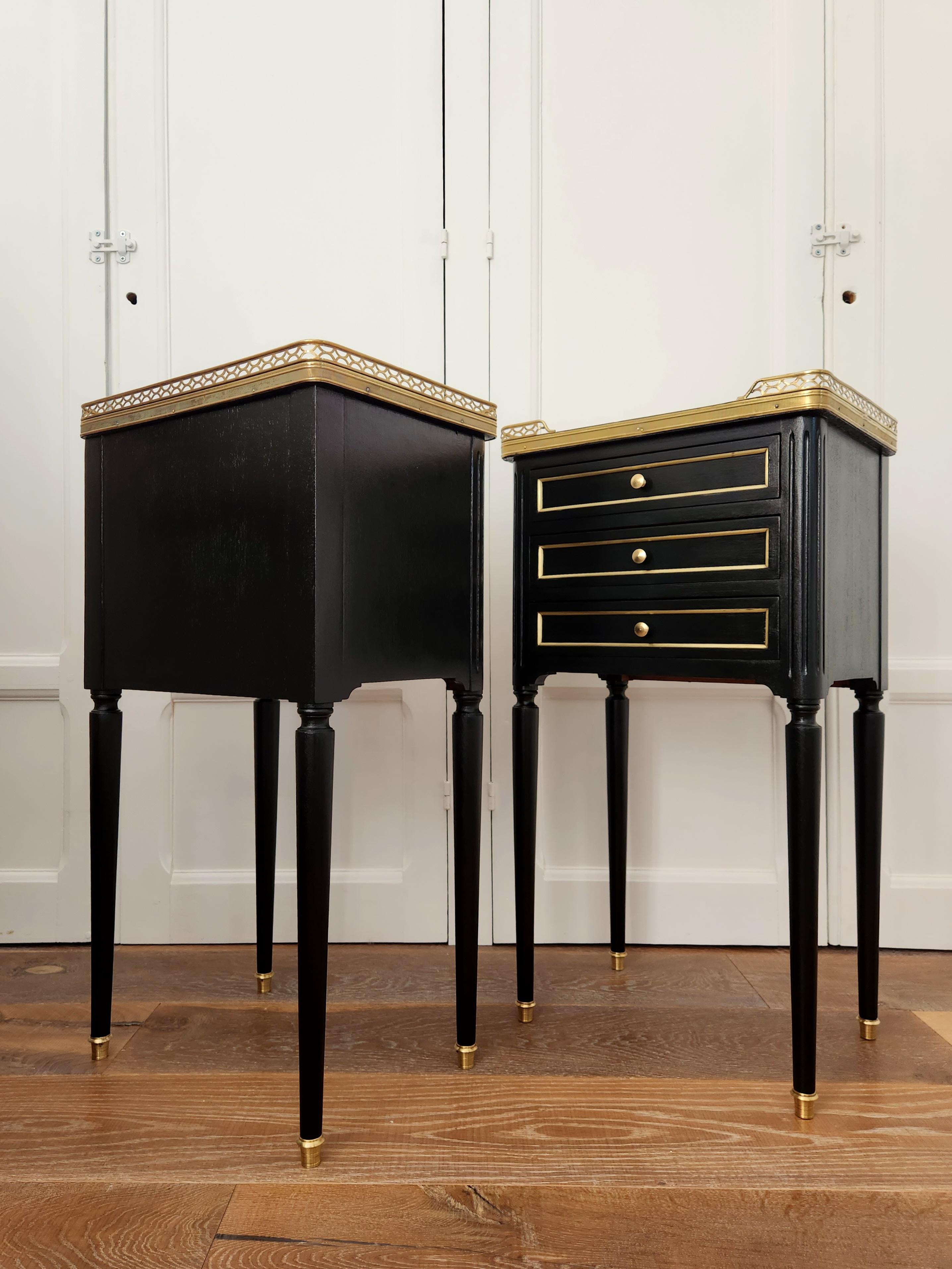 Début du 20ème siècle Paire de tables de nuit, tables d'appoint, marbre et bronze, de style Louis XVI en vente