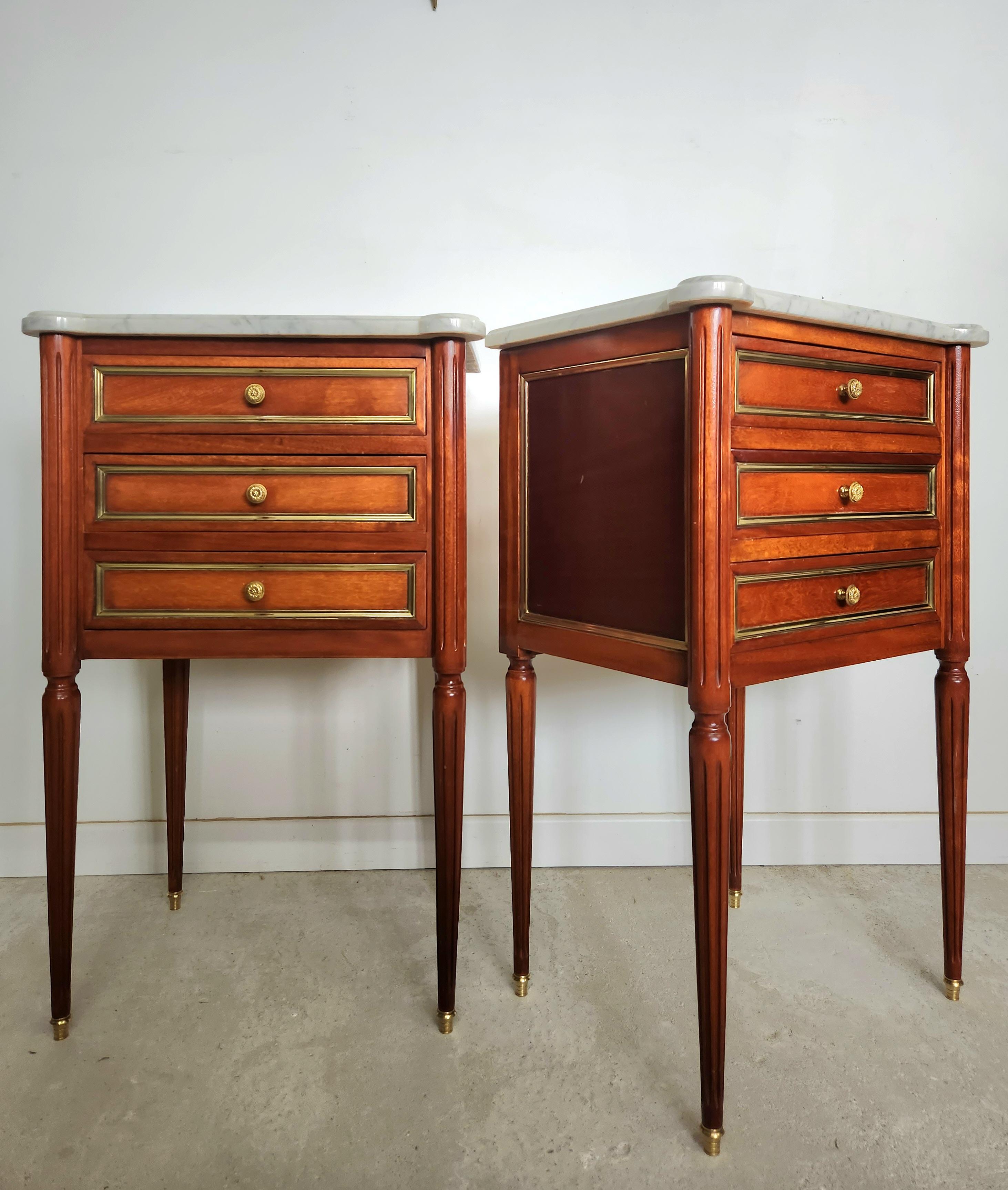 Antique French Louis XVI Par De Mesillas De Noche, Mesas Auxiliares, Mármol y Bronce principios del siglo XX