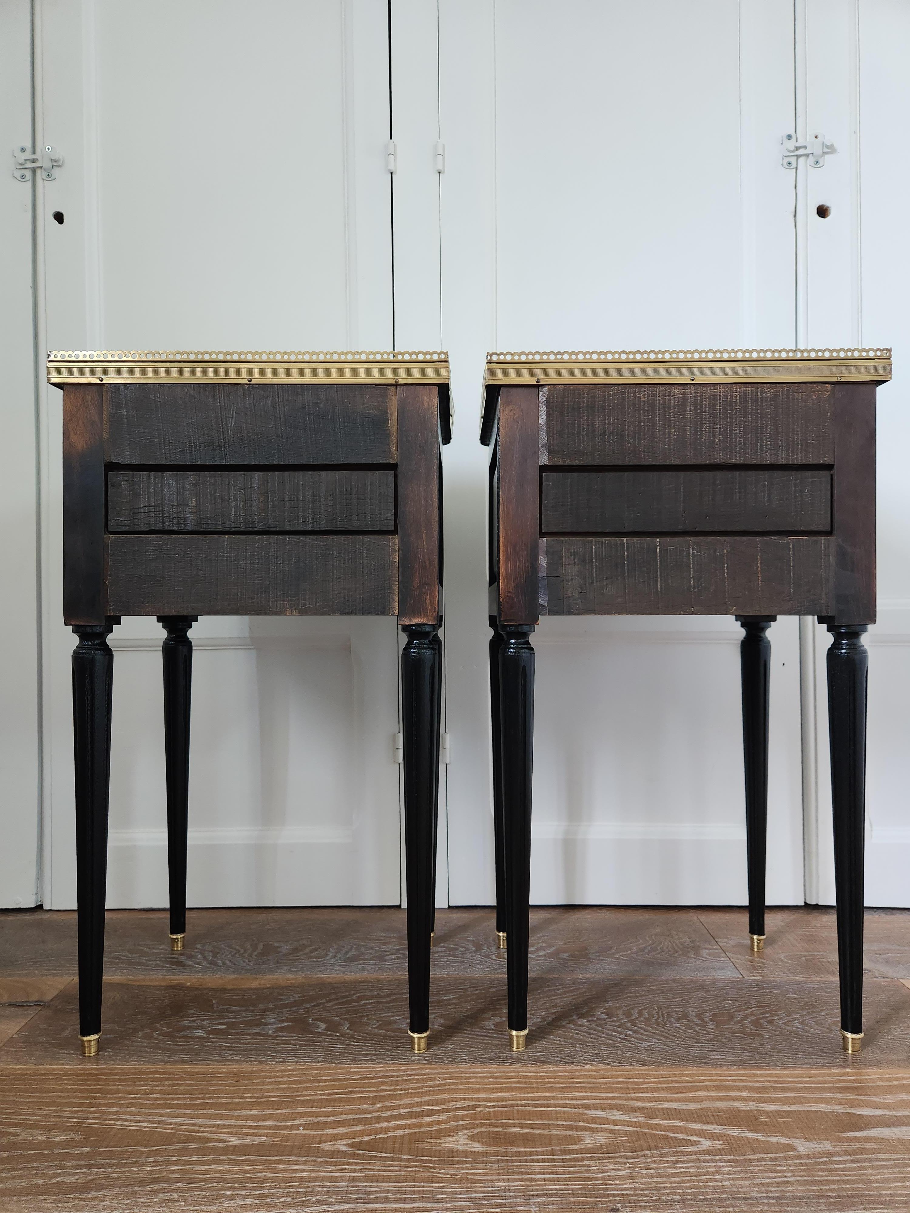 Bronze Paire de tables de nuit, tables d'appoint, marbre et bronze, de style Louis XVI en vente