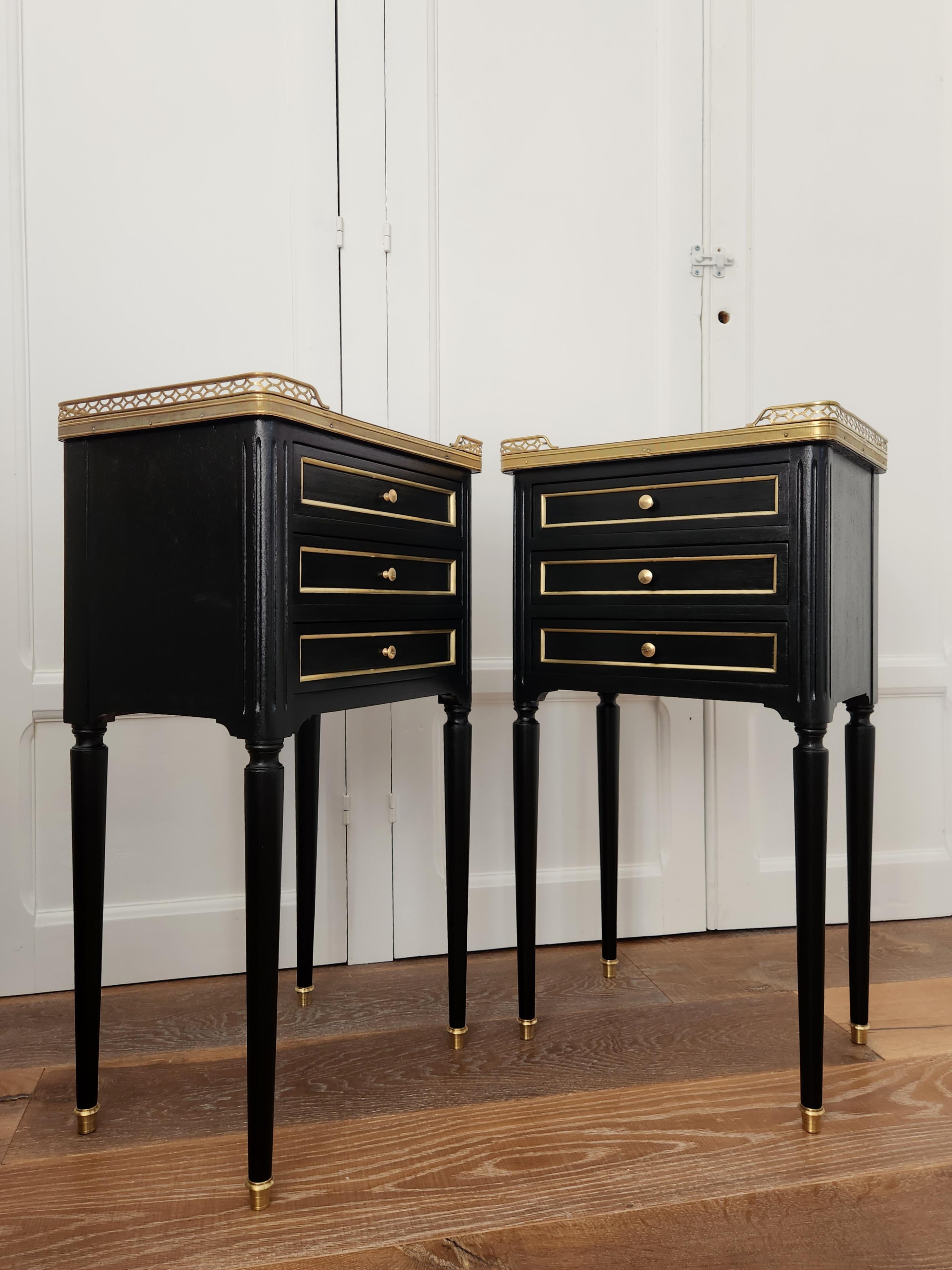 Bronze Paire de tables de nuit, tables d'appoint, marbre et bronze, de style Louis XVI en vente