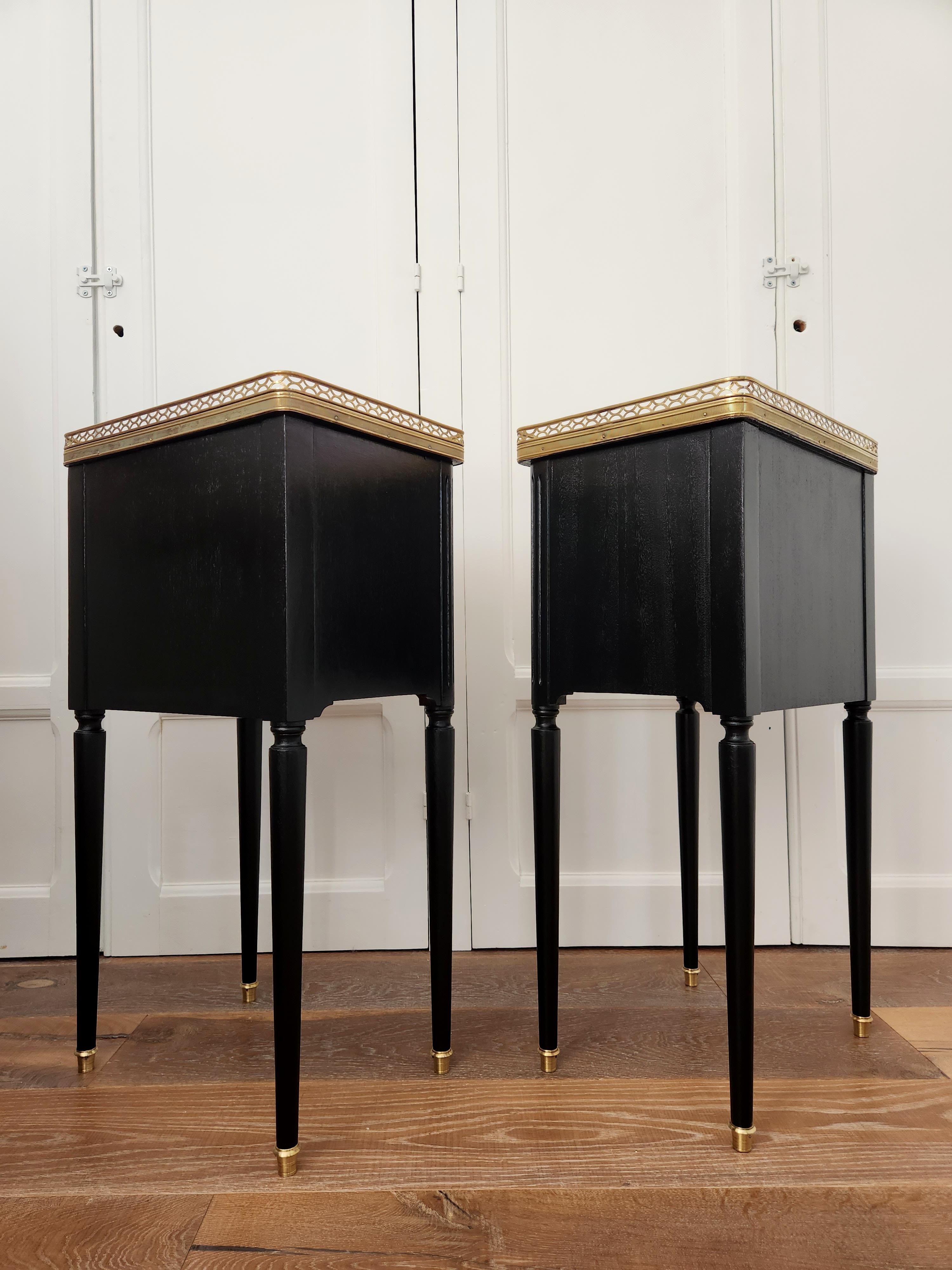 Paire de tables de nuit, tables d'appoint, marbre et bronze, de style Louis XVI en vente 1