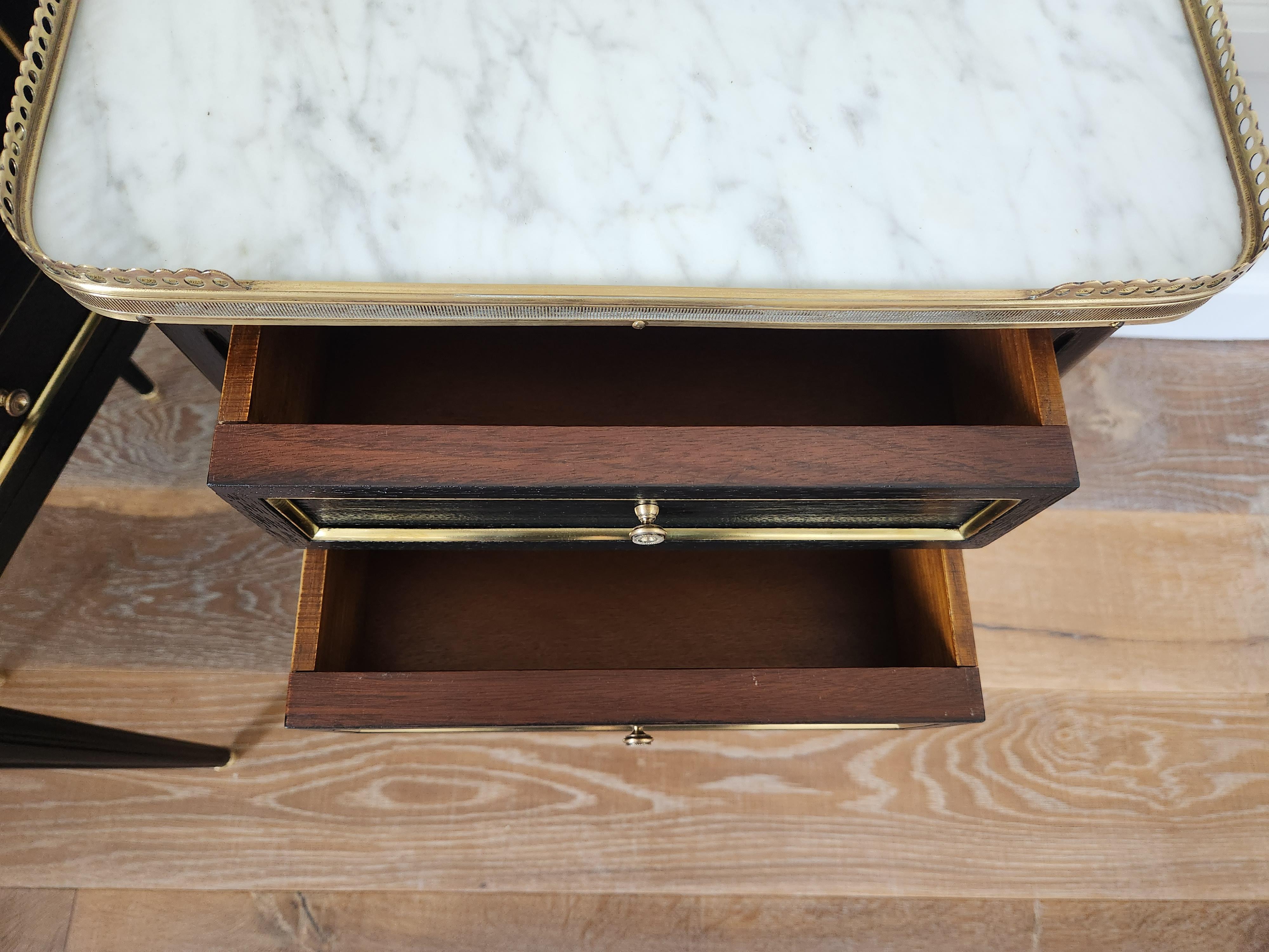 Paire de tables de nuit, tables d'appoint, marbre et bronze, de style Louis XVI en vente 2