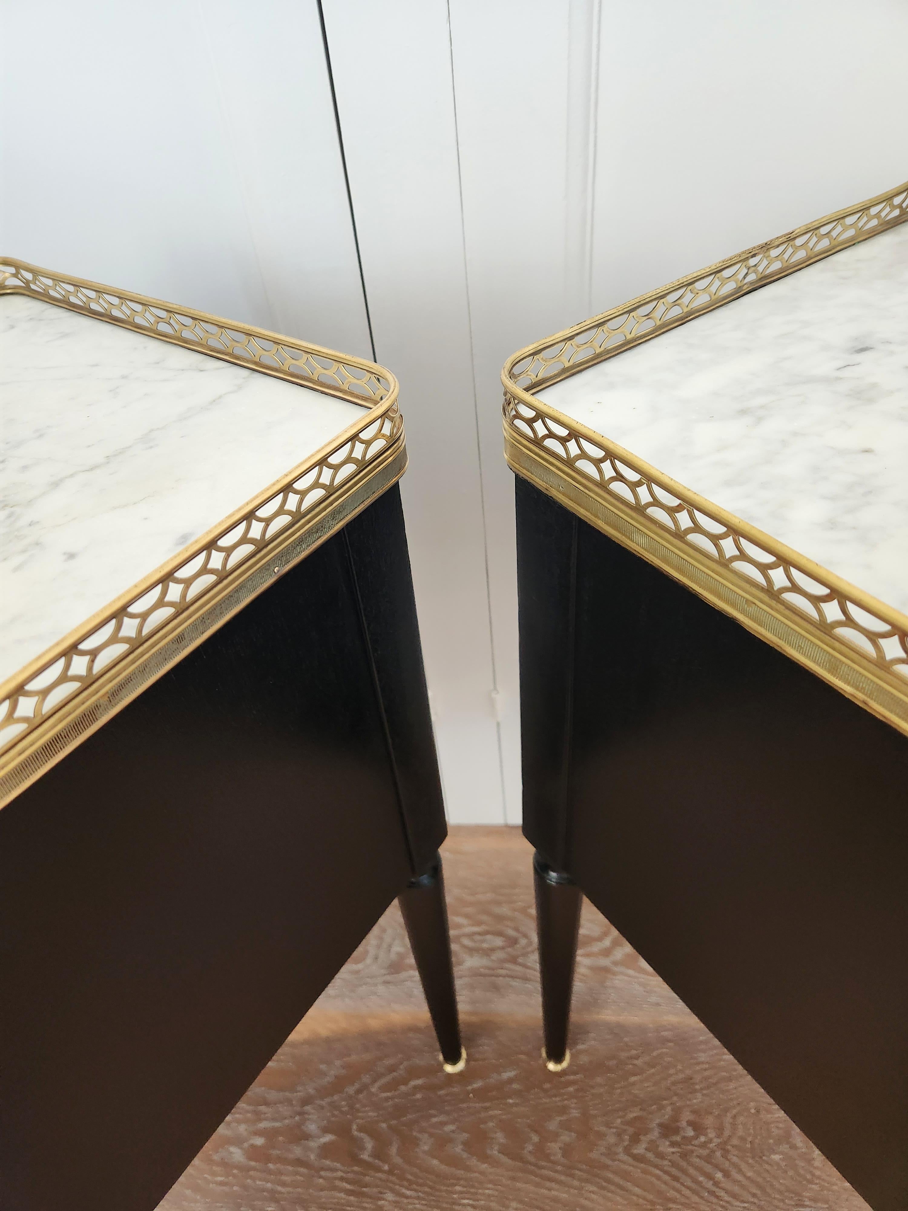 Paire de tables de nuit, tables d'appoint, marbre et bronze, de style Louis XVI en vente 2
