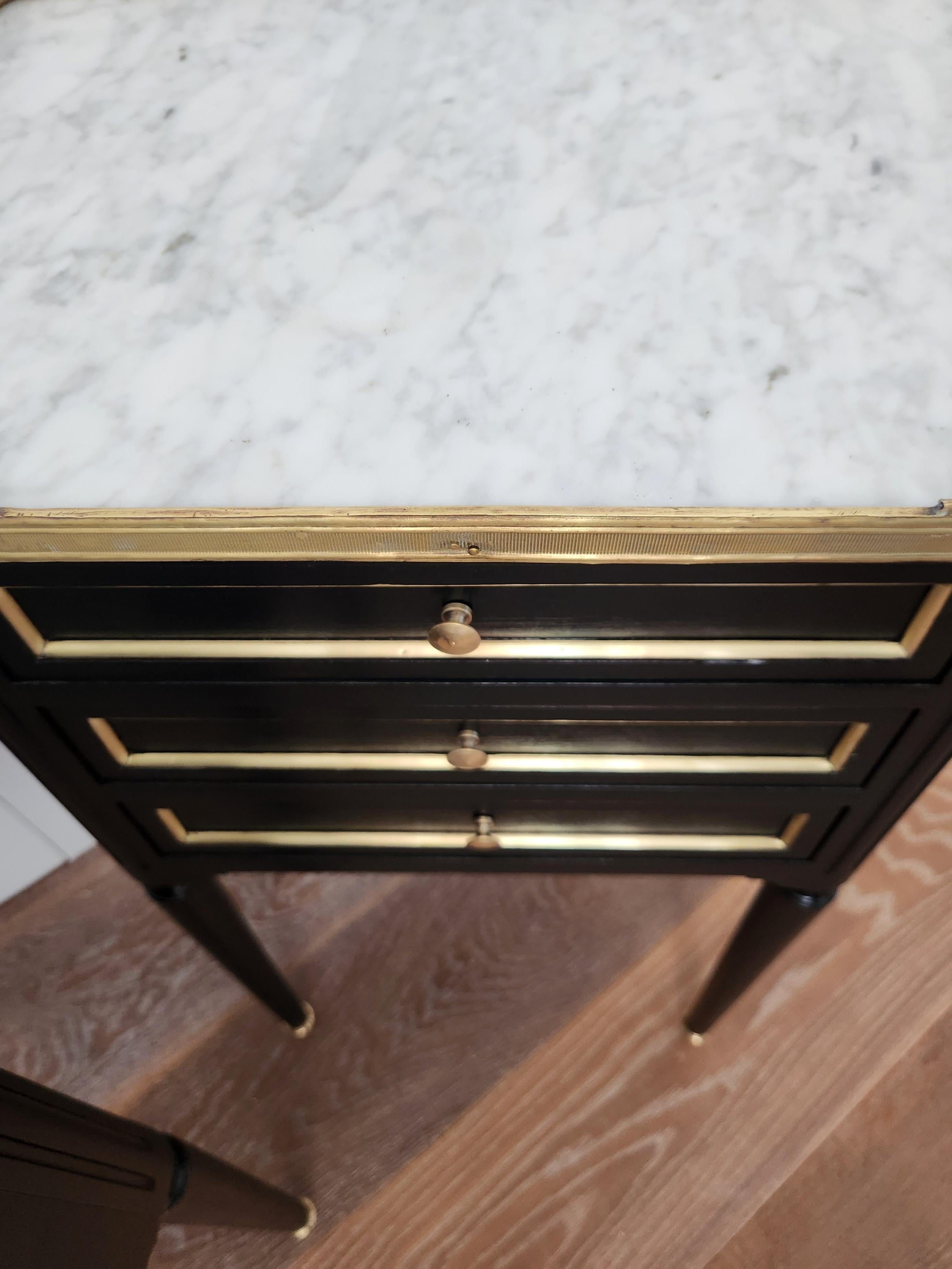 Paire de tables de nuit, tables d'appoint, marbre et bronze, de style Louis XVI en vente 3