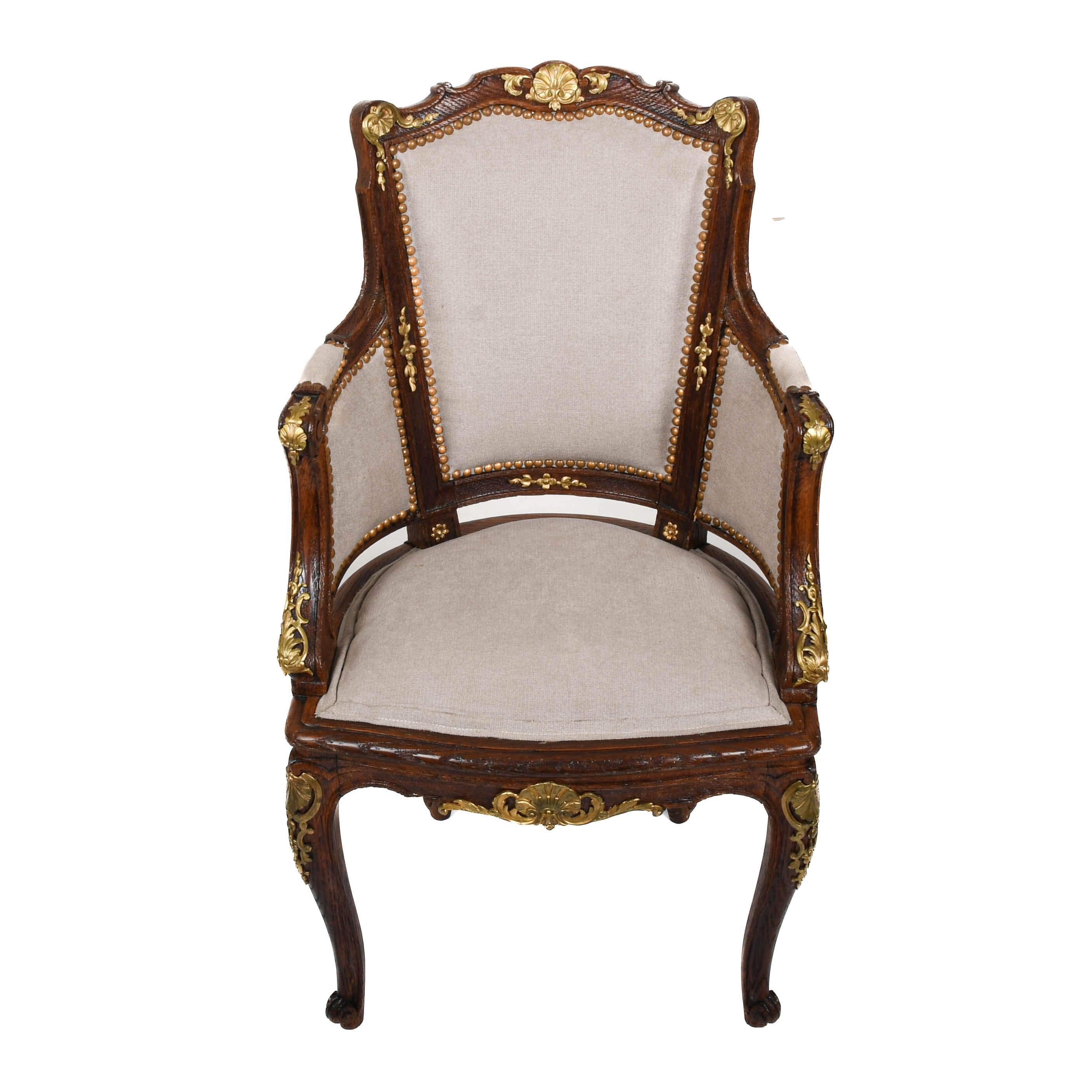 Esta silla de salón Antique French Louis XVI combina la elegancia señorial con la artesanía refinada. El marco de nogal está ricamente tallado y adornado con detalladas monturas de bronce dorado, que muestran motivos clásicos por todas partes.