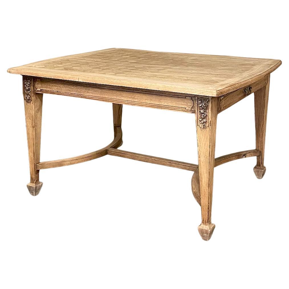 Ancienne table française en parquet de style Louis XVI en chêne rayé