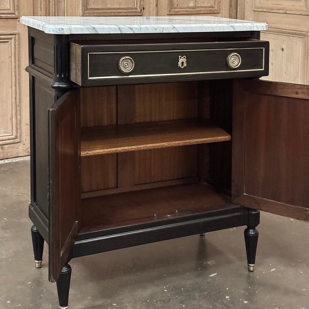 Antique French Louis XVI Petite Mahogany Buffet con marmo di Carrara in vendita 7