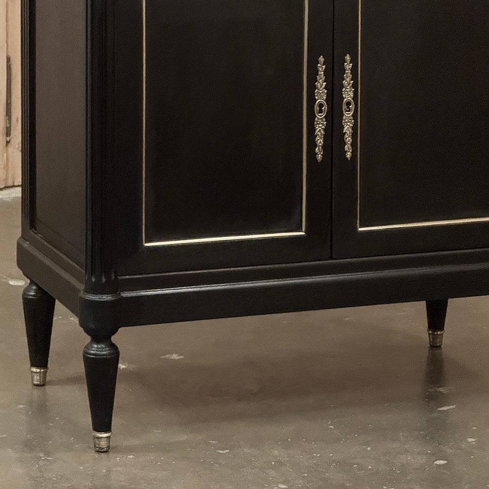 Antique French Louis XVI Petite Mahogany Buffet con marmo di Carrara In condizioni buone in vendita a Dallas, TX