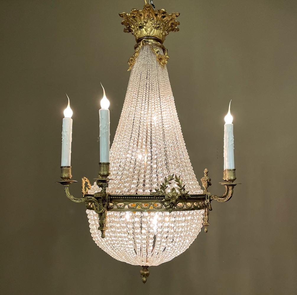 Der antike französische Kristall- und Bronzeleuchter Louis XVI Sack of Pearls bietet die seltene Gelegenheit, ein erhabenes Kunstwerk zu erwerben, das gleichzeitig als Beleuchtung für Ihren Raum dient! Dieser exquisite Kronleuchter mit unzähligen