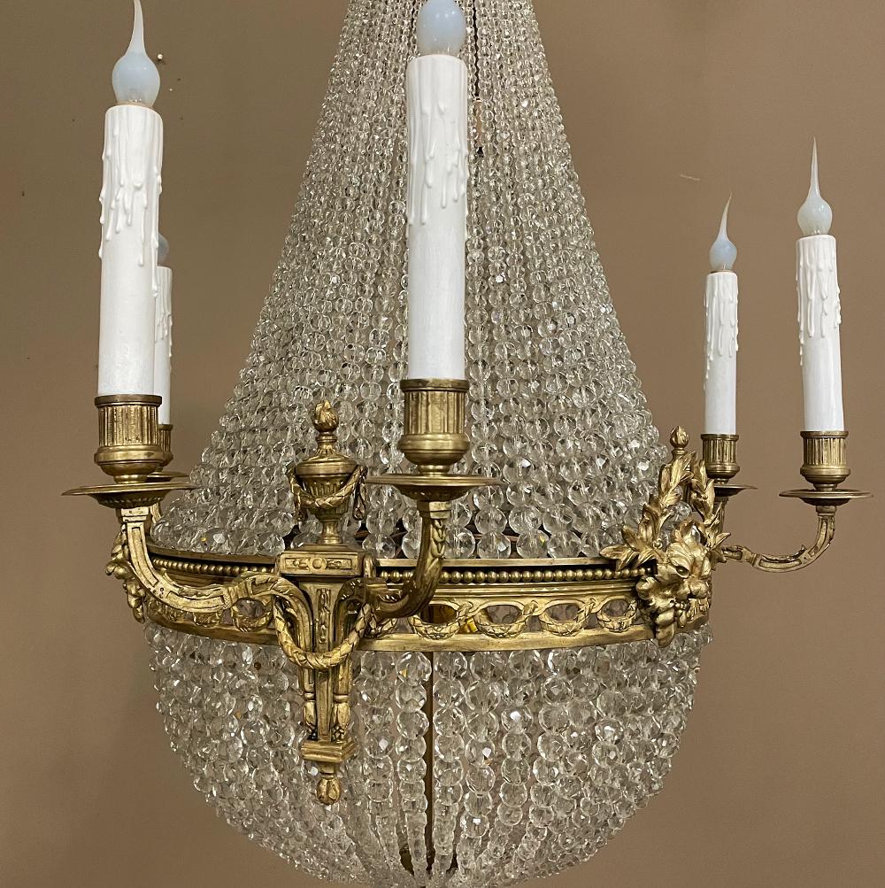 Antiker französischer Louis-XVI-Perlen-Kronleuchter aus Kristall und Bronze (20. Jahrhundert) im Angebot