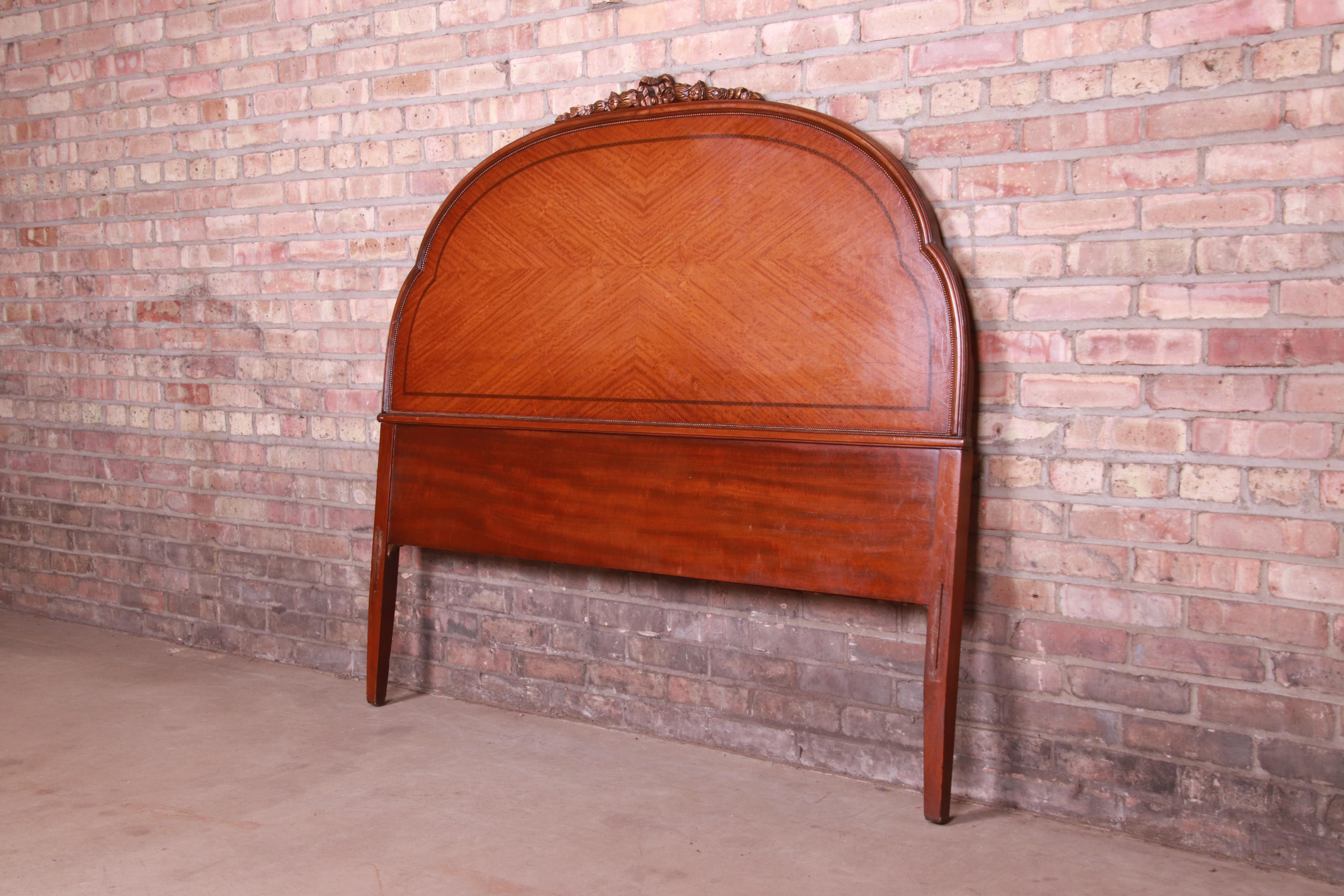 A gorgeous antique French Louis XVI style satinwood and mahogany full size headboard

By Saginaw Furniture

USA, Circa 1920s

Measures: 57